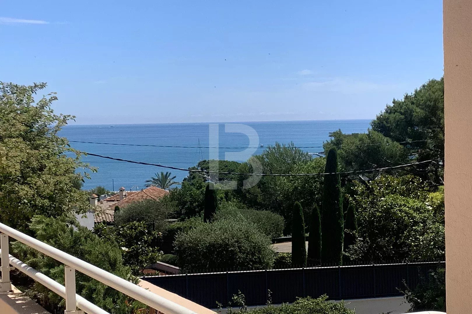 Opportunité Unique - Appartement au Dernier Étage avec Vue sur la Mer