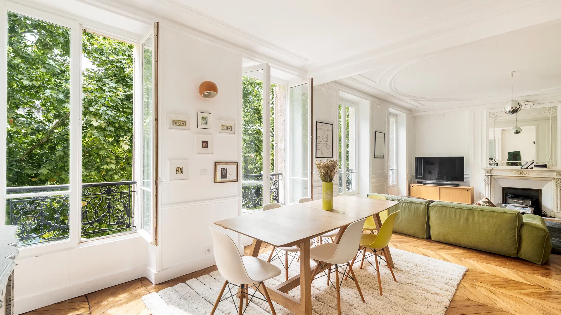 Paris 9e - PLACE LINO VENTURA
