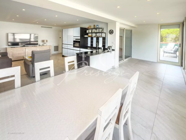 Elegant 2-Bedroom Luxury Apartment for Sale in Mandelieu, France — photo 4
