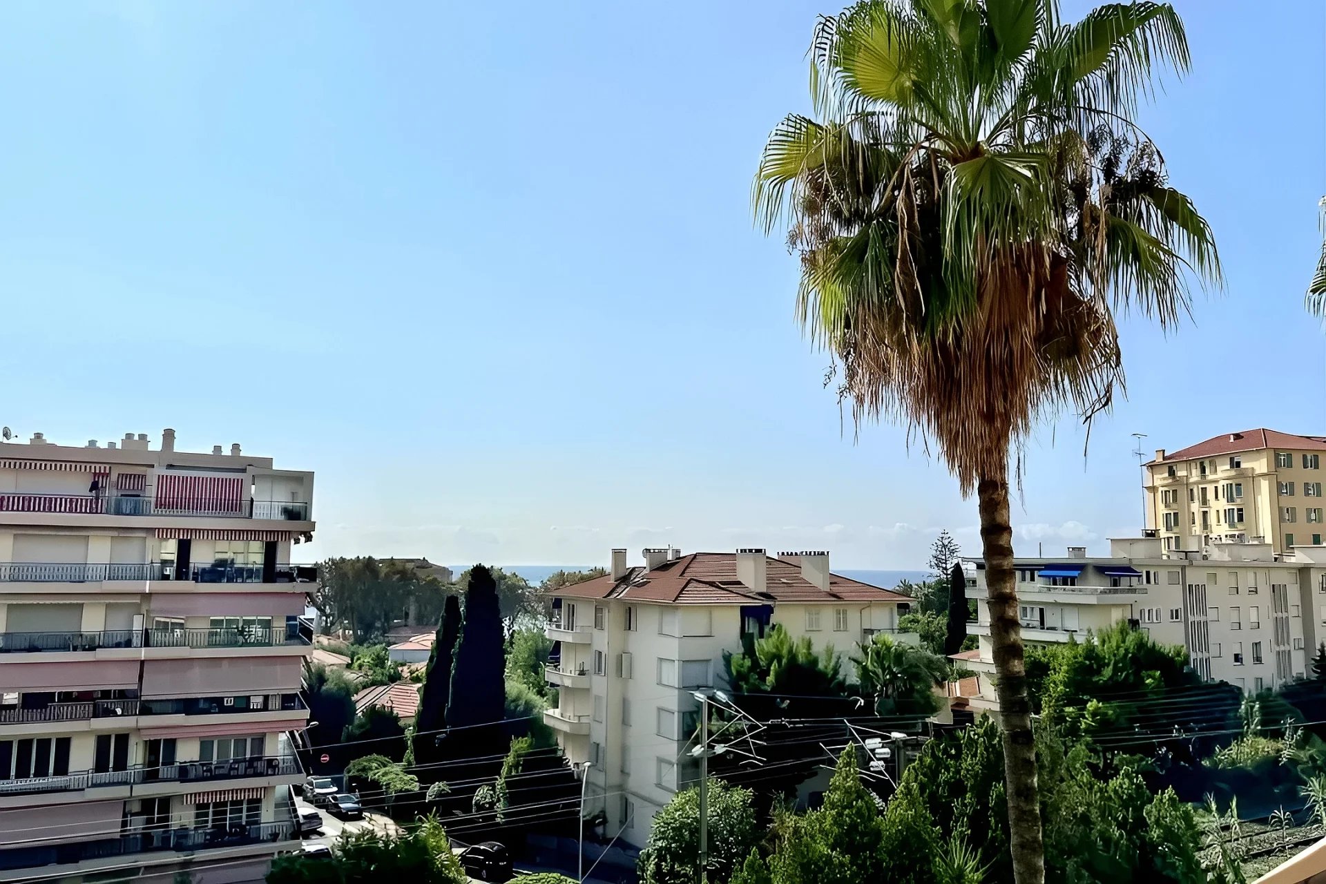 2P moderne Menton avec vue dégagée.