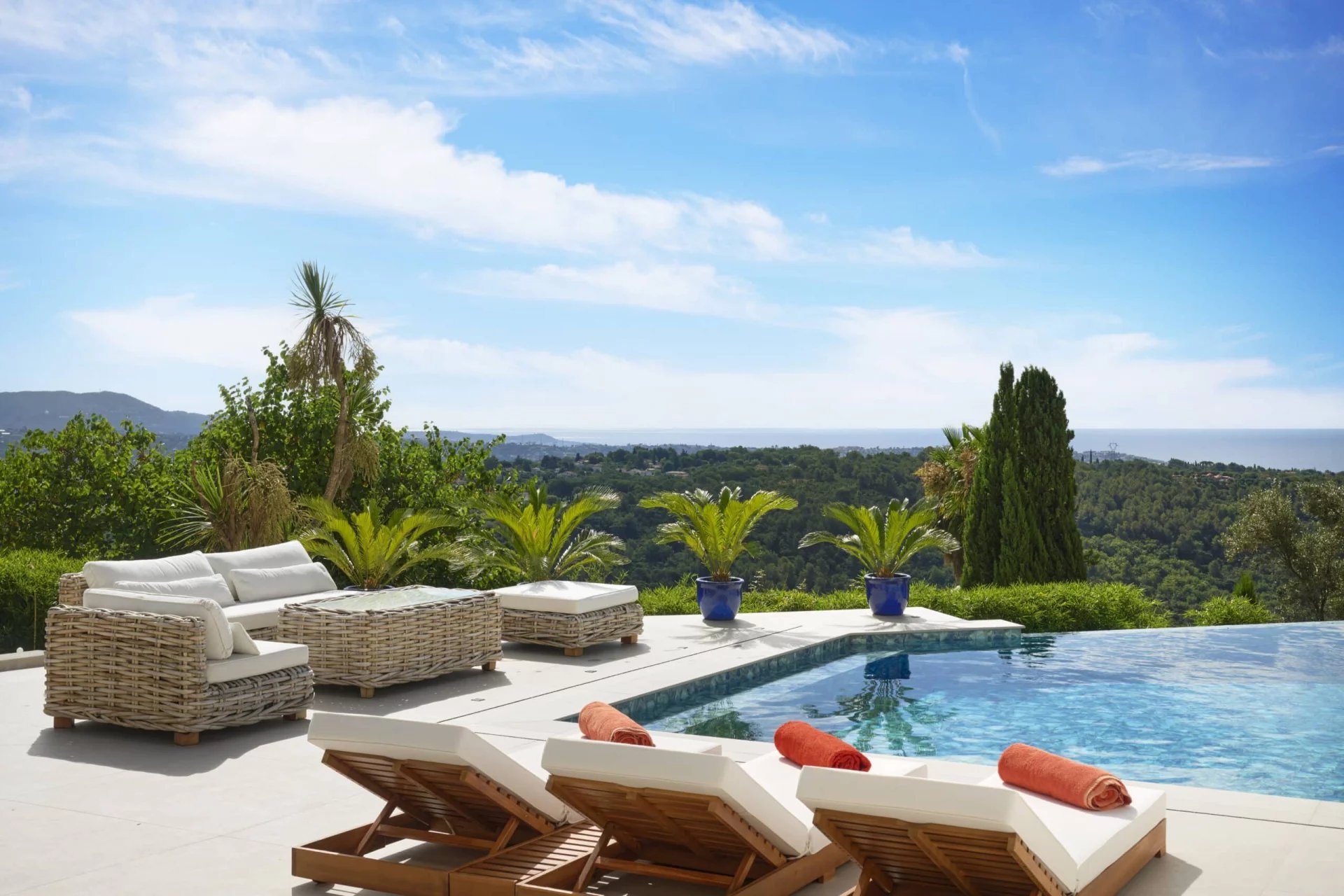 Elegant property with panoramic sea views