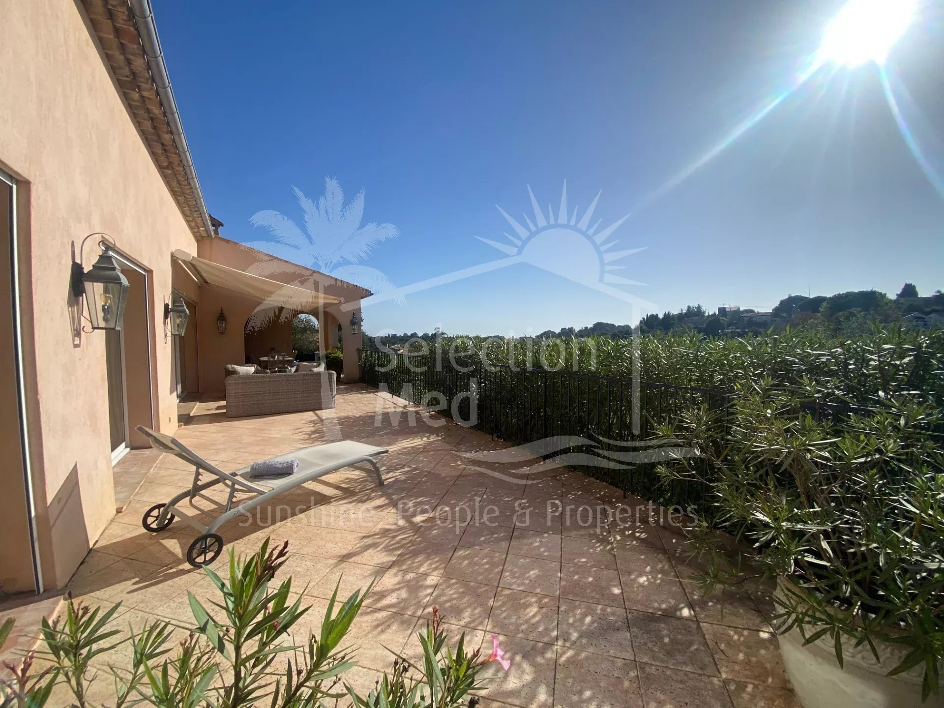 Superbe villa familiale rénovée avec vue imprenable, piscine et jardin arboré au Rouret