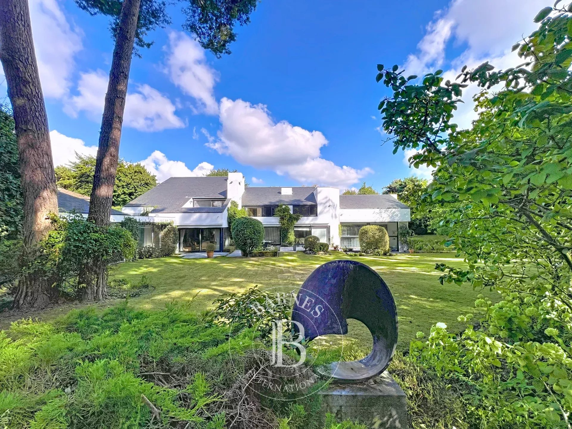Uccle - Sublime villa Corbiau sur un beau terrain arboré
