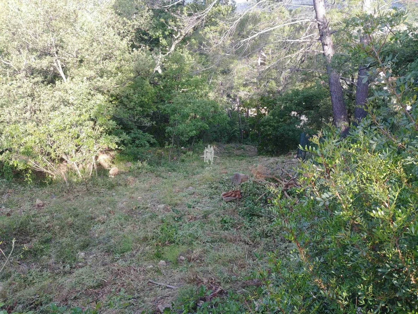 CALLAS :  Terrain 650m2, à 3mn du village.