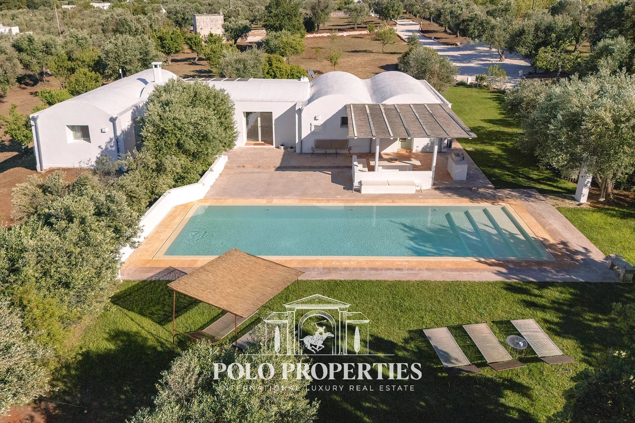 VILLA D’EXCEPTION AVEC PISCINE À DÉBORDEMENT, LAMIA INDÉPENDANTE ET OLIVERAIE AU CŒUR DE LA CAMPAGNE D’OSTUNI
