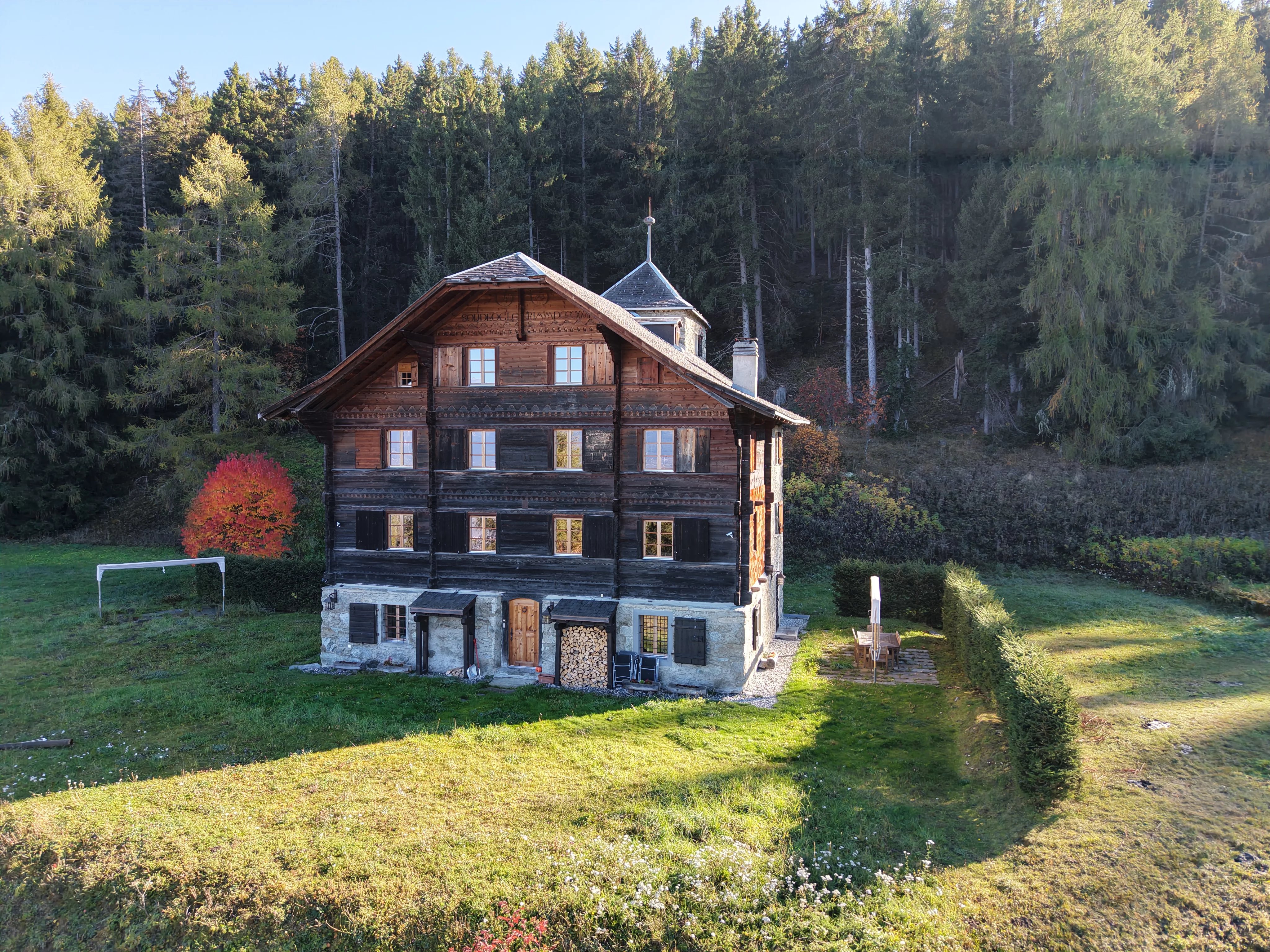 Domaine exceptionnel et exclusif entièrement rénové au coeur des Alpes Valaisannes