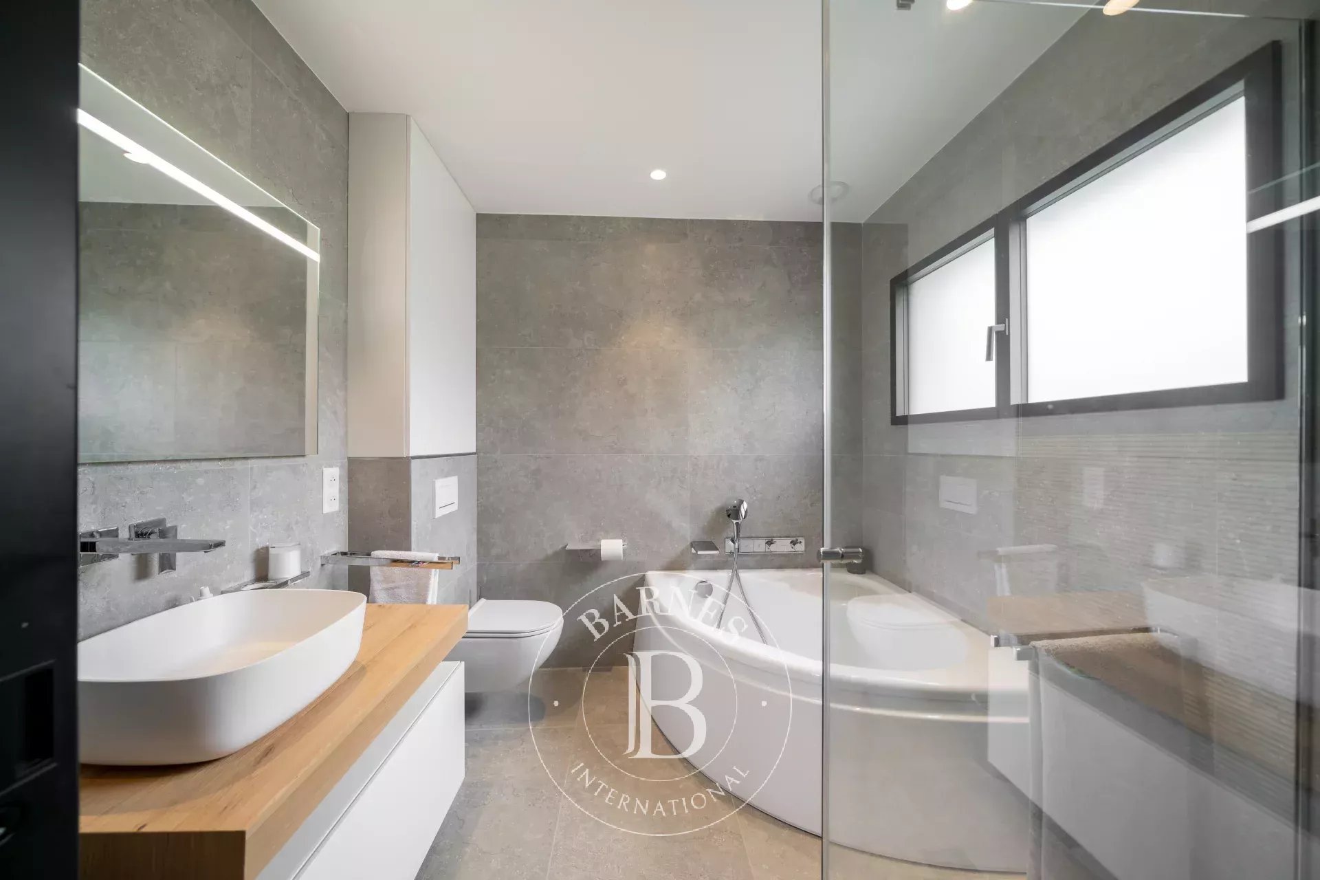 Mougins, superb modern villa, just like new - picture 14