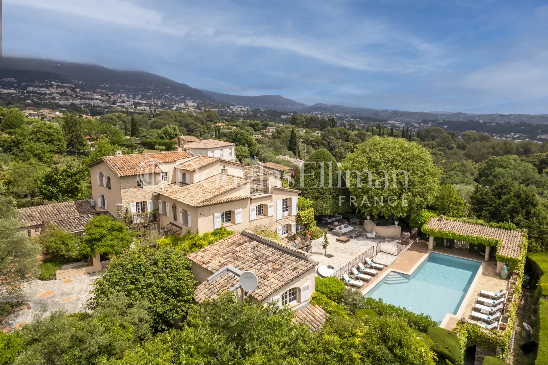 GRASSE – Magnificent Estate with Expansive Grounds, Guest Houses & Exceptional Privacy - Picture n°2