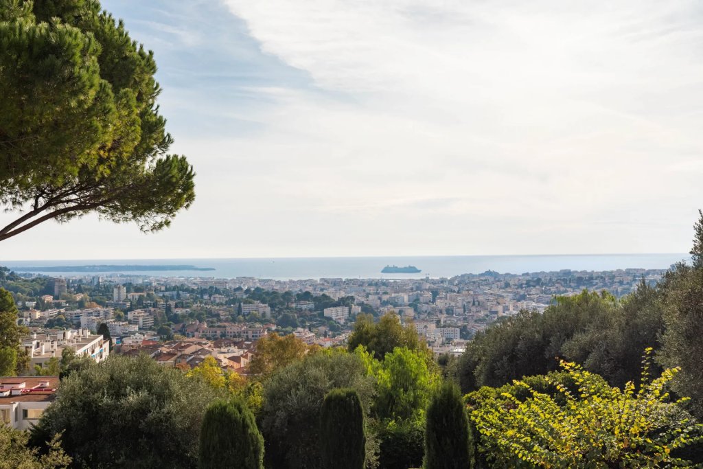 Apartment for sale in Le Cannet — Le Cannet (Les Collines) – 4-bedroom apartment with terrace