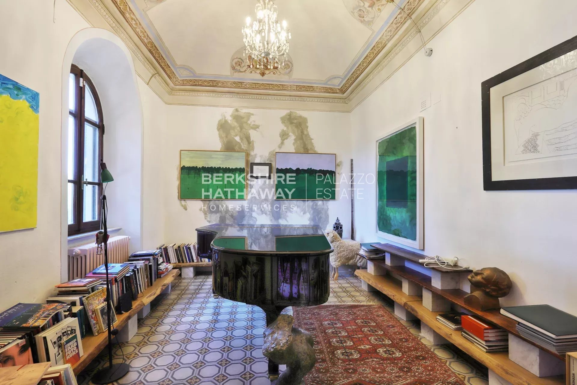 Elegante Villa d'Epoca con Vista Mare e Piscina a Riparbella