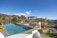 Tourrettes-sur-Loup: Modern Provençal property with panoramic views of the sea and the hills — photo 3 of 7