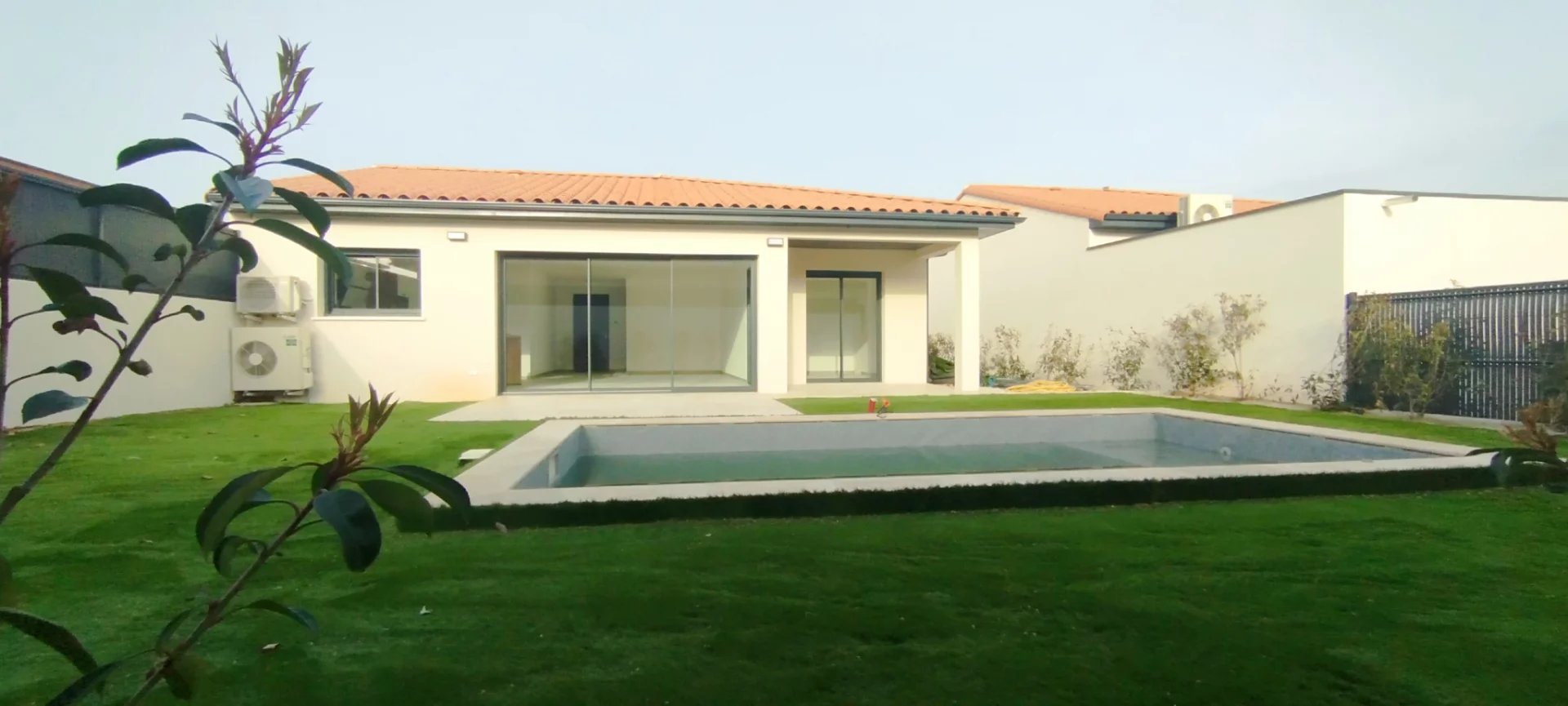 Maison neuve plain-pied 1OO m2 , jardin , piscine