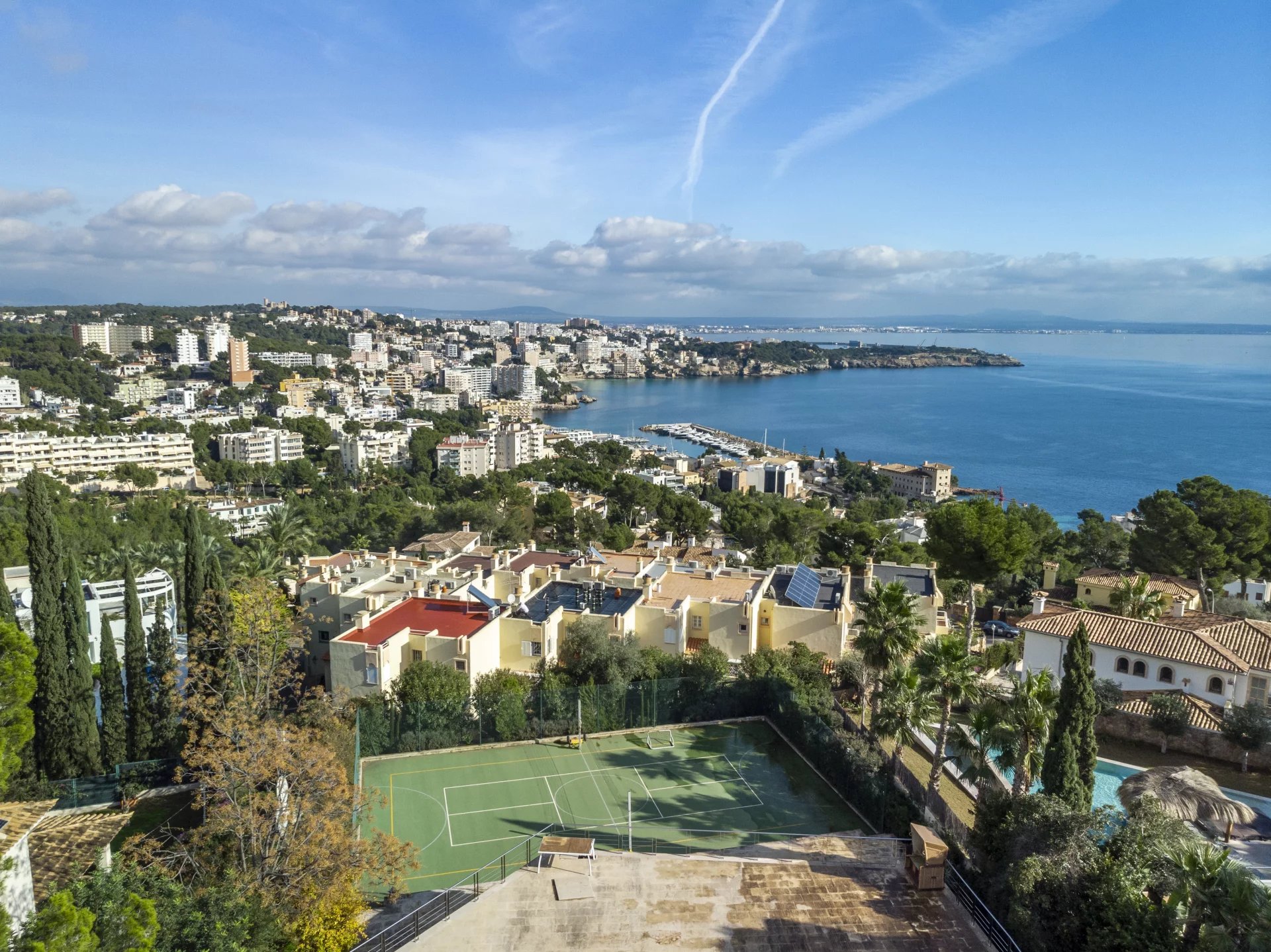 Villa with big pool and tennis court