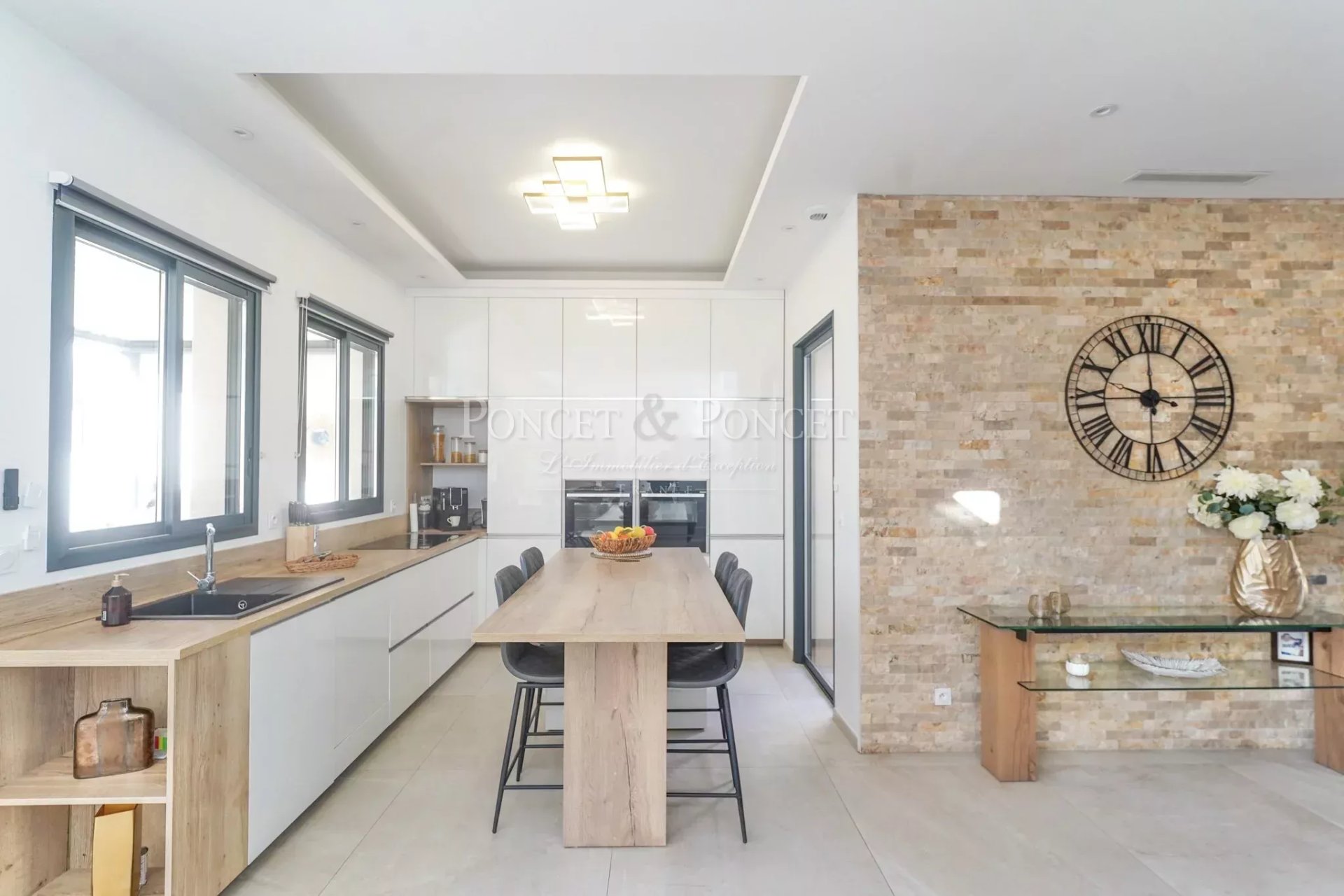 4 Bedroom Villa/Townhouse's Image 5
