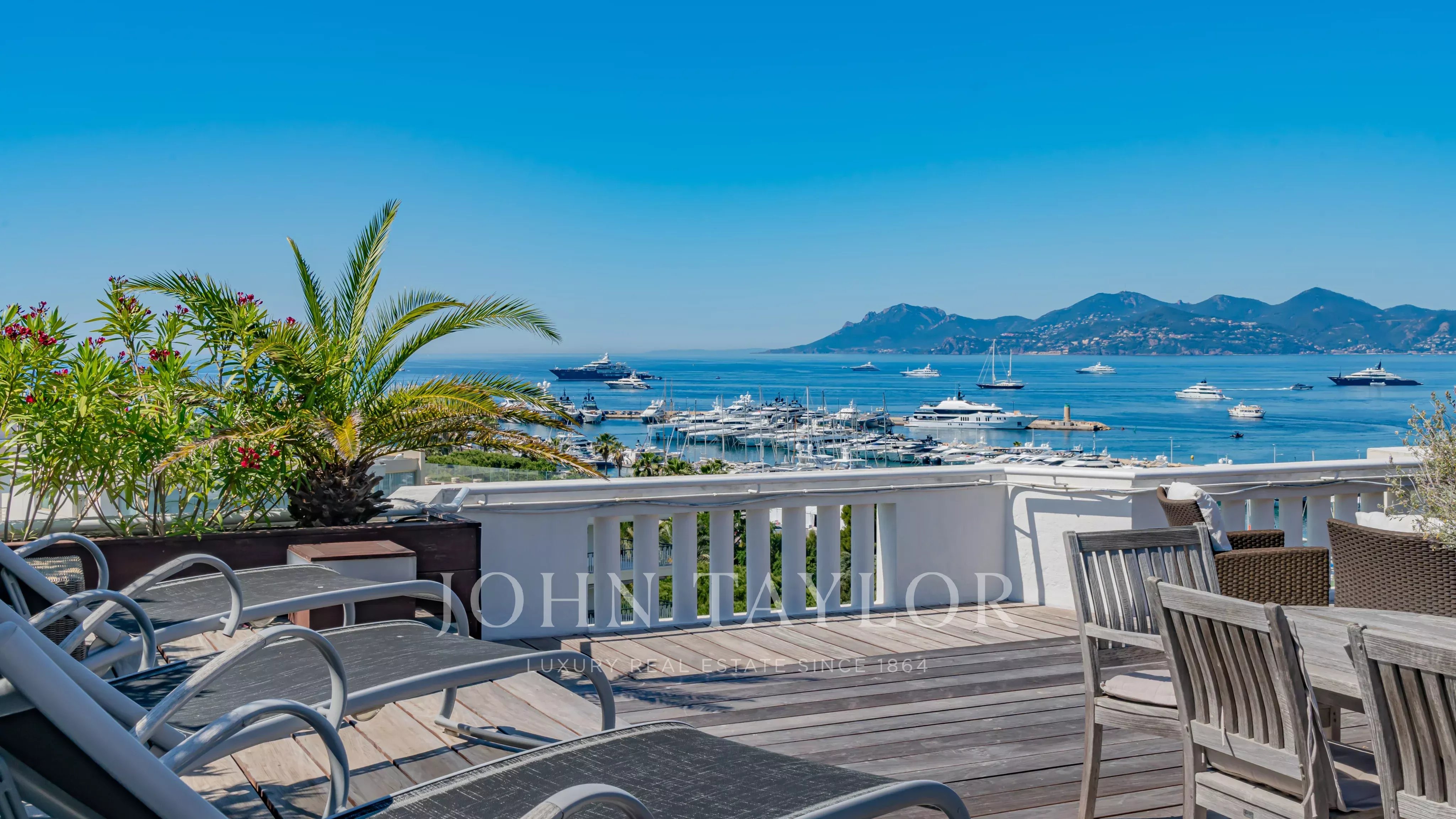 CANNES CROISETTE RARRISSIME PENTHOUSE VUE MER PANORAMIQUE