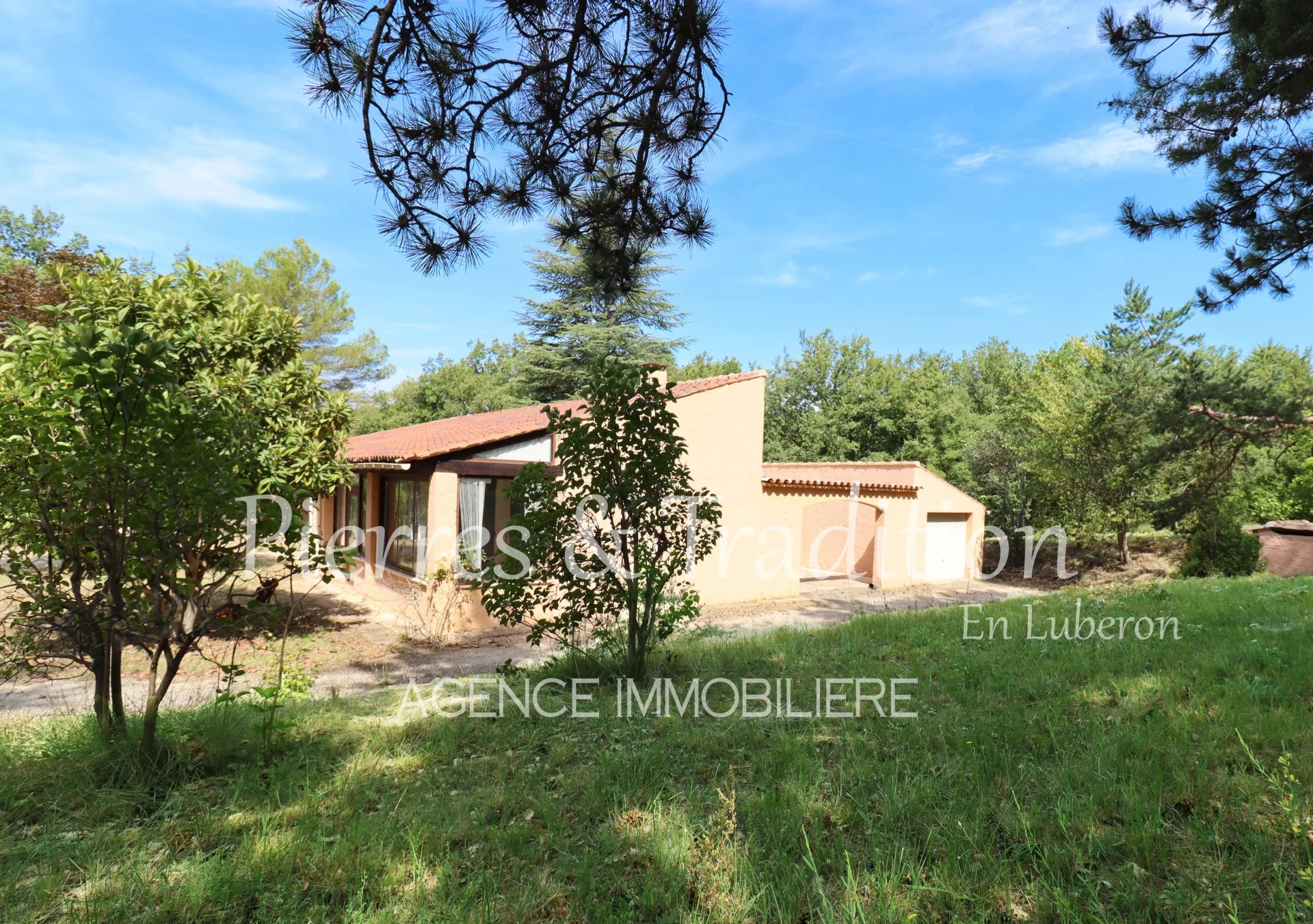 Saignon, house with a view and a large plot of land