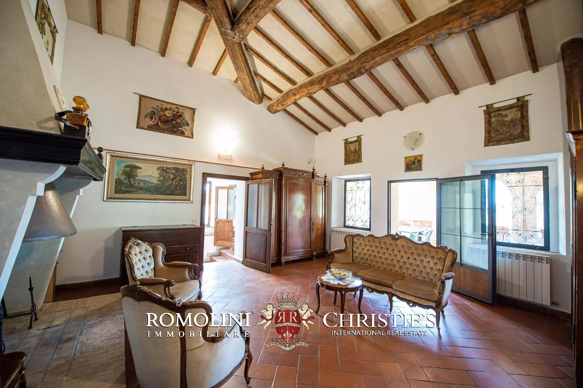 VILLA CON PISCINA E VIGNETO IN VENDITA A SIENA, TOSCANA