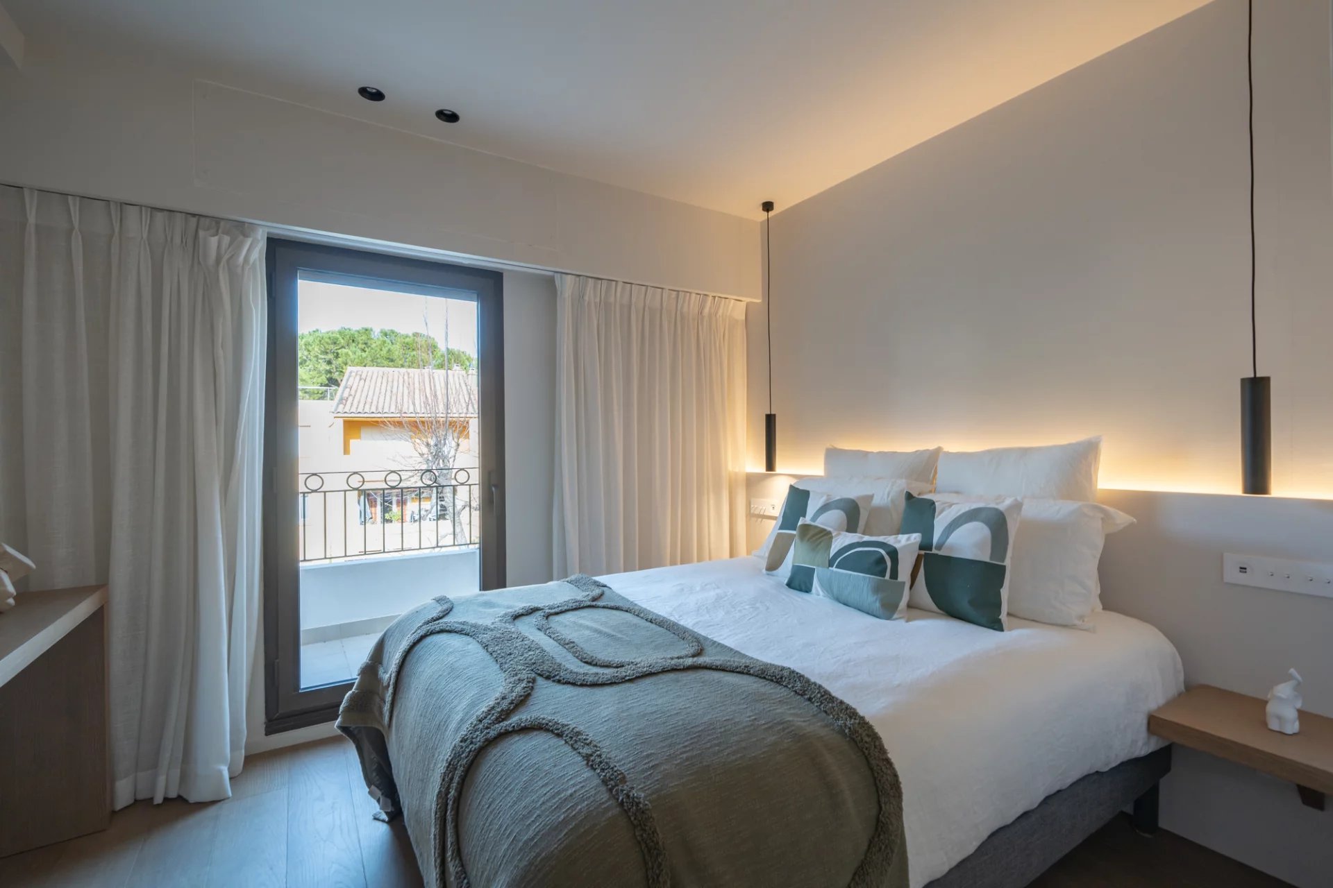 3-bedroom top floor duplex with rooftop terrace and sea views