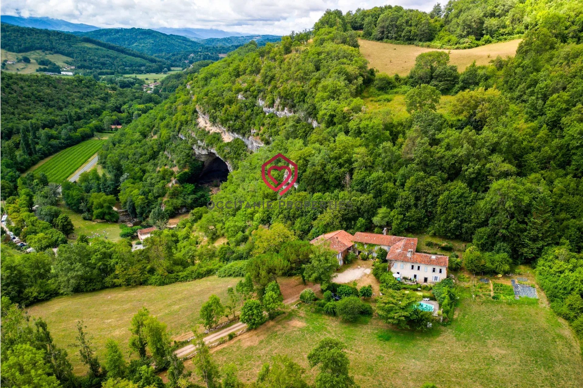 Domaine incluant une grotte naturelle