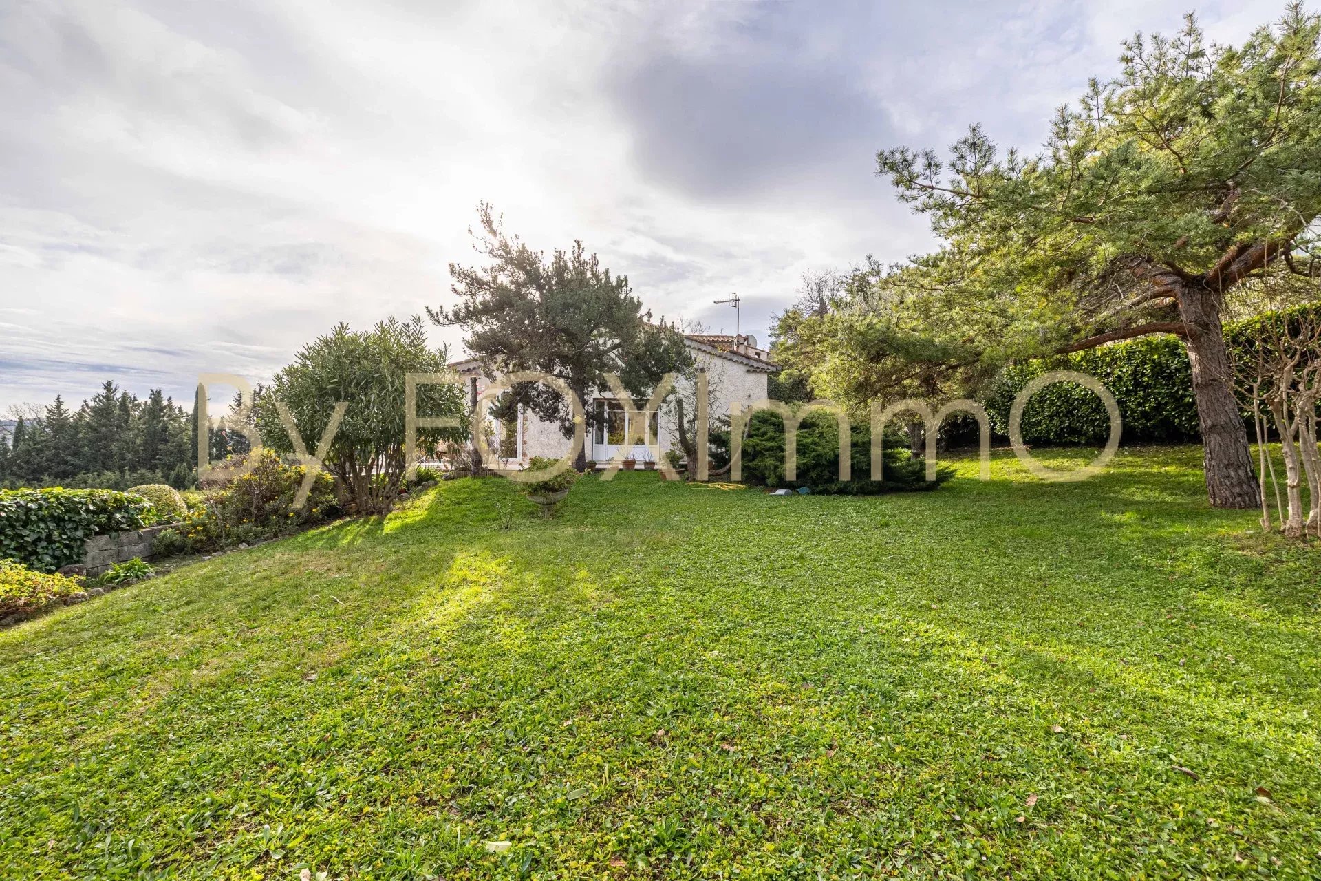 ESCLUSIVO !  Saint Jeannet, Zona residenziale, Vista libera, Dominante, Tranquilla Bellissima casa indipendente, Terreno edificabile piatto 5000m2 + casa indipendente,