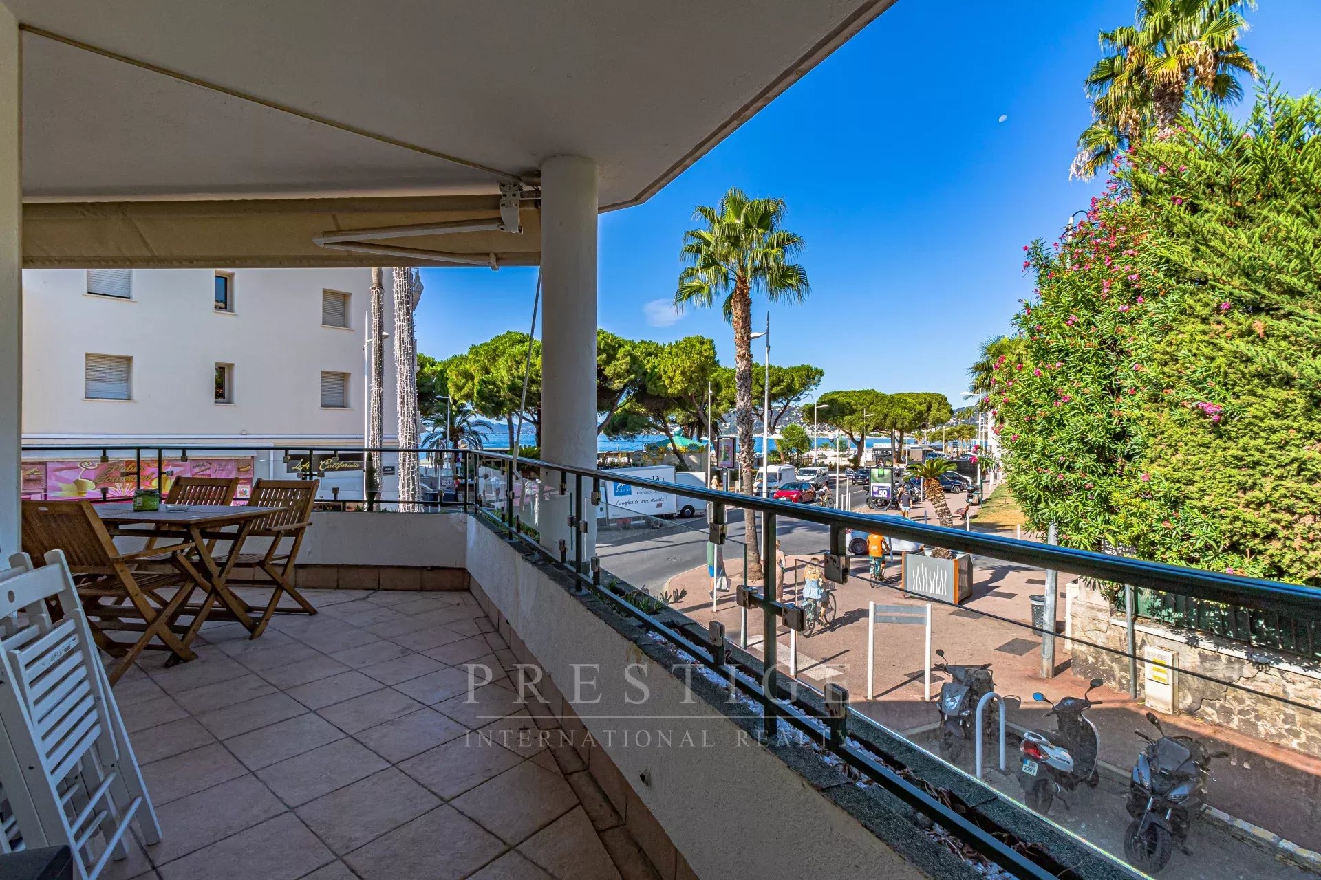 Juan les pins, furnished one bedroom flat with terrace for sale