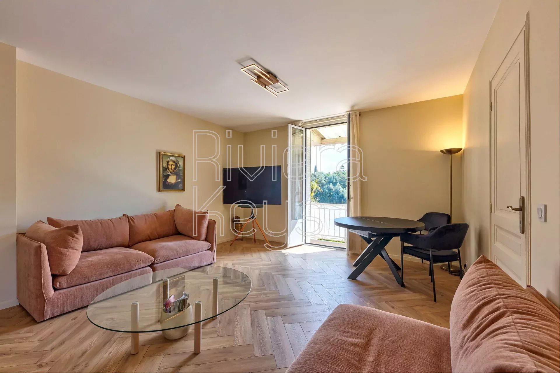 NICE – Baumettes: Renovated 2-bedroom flat in a quiet small residence, just 300 metres from the sea