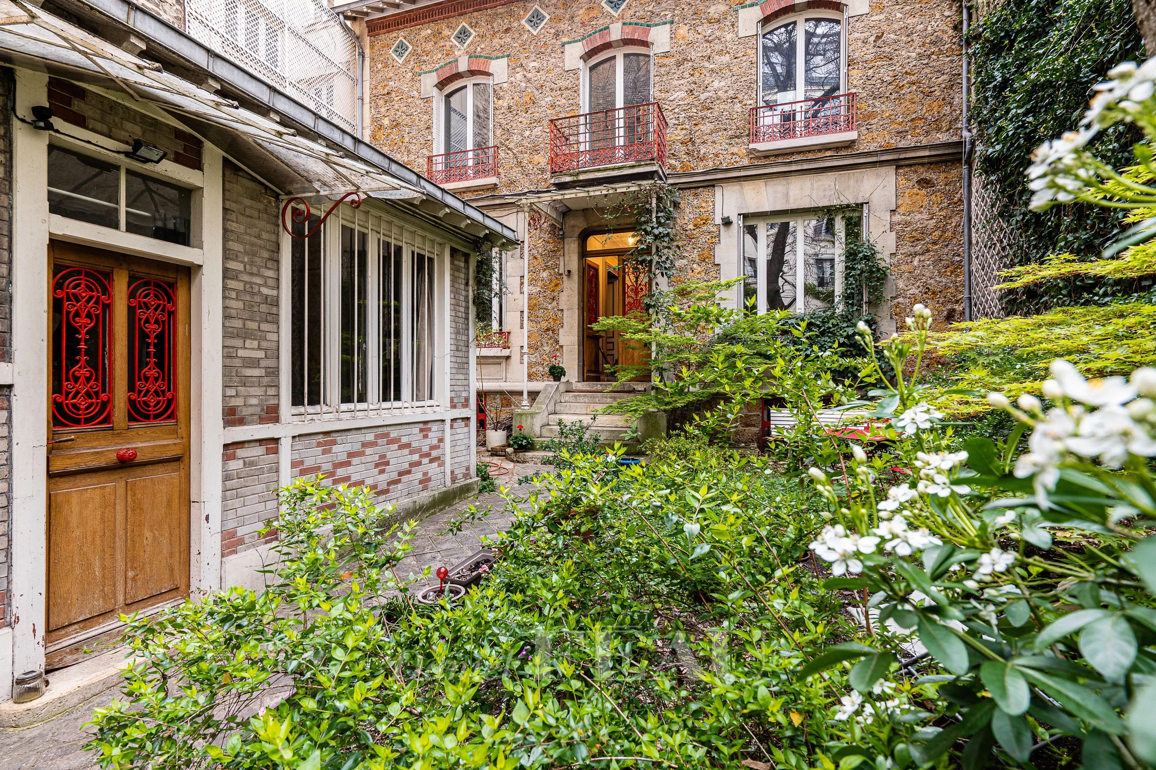 Paris 15th District – A superb period property with a garden
