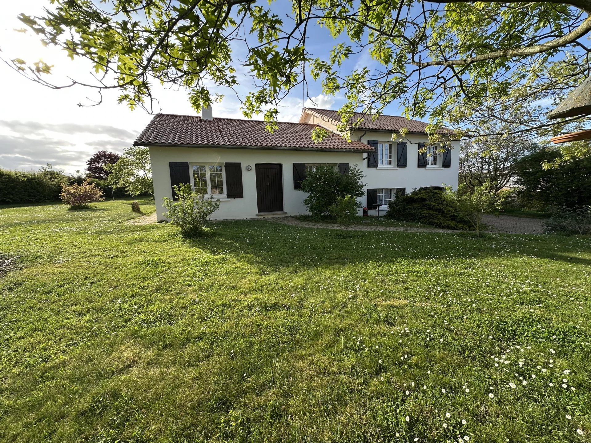 Maison avec un accès de plain-pied et demi sous-sol de la fin des années 70, DPE classé C.