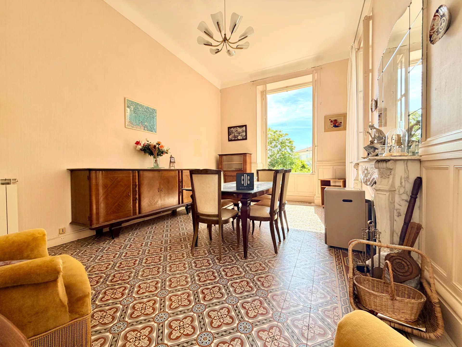 NICE CIMIEZ – 3/4 PIÈCES  – ENTRÉE PRIVATIVE – VOLUMES EXCEPTIONNELS – CHARME DE L’ANCIEN