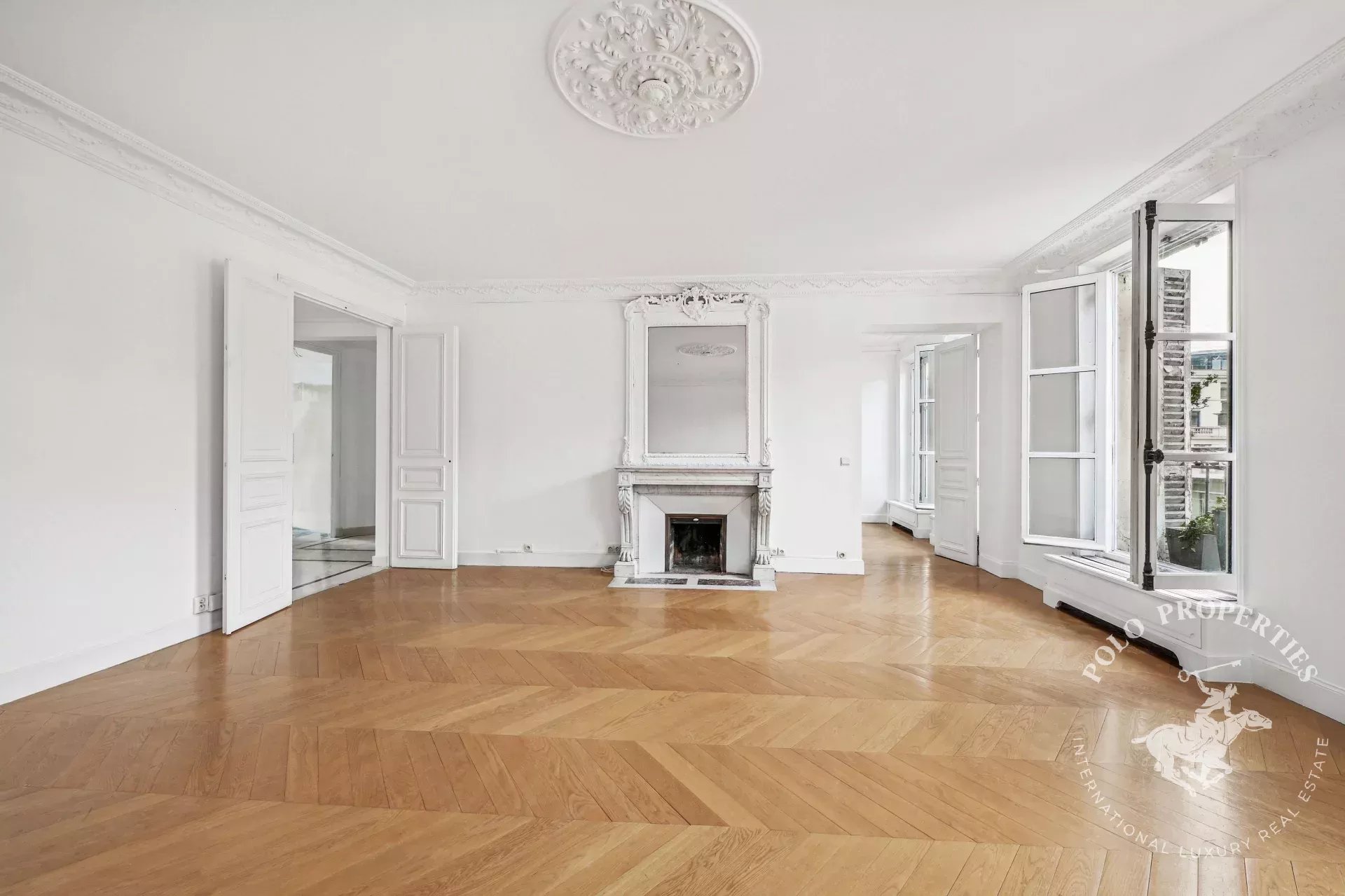 High floor with balcony and view of the Eiffel Tower - Matignon
