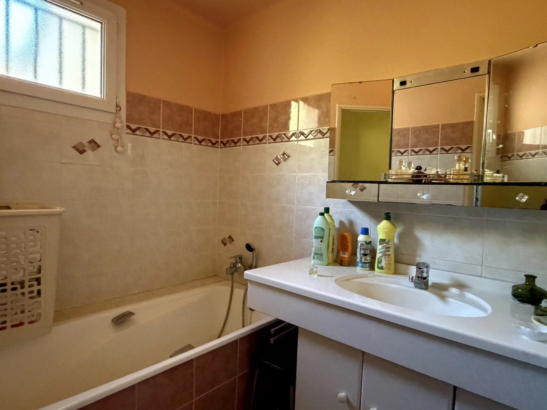 Rare à la vente, Maison de ville 92m2 env de plain pied sur un terrain de 436m2 env.