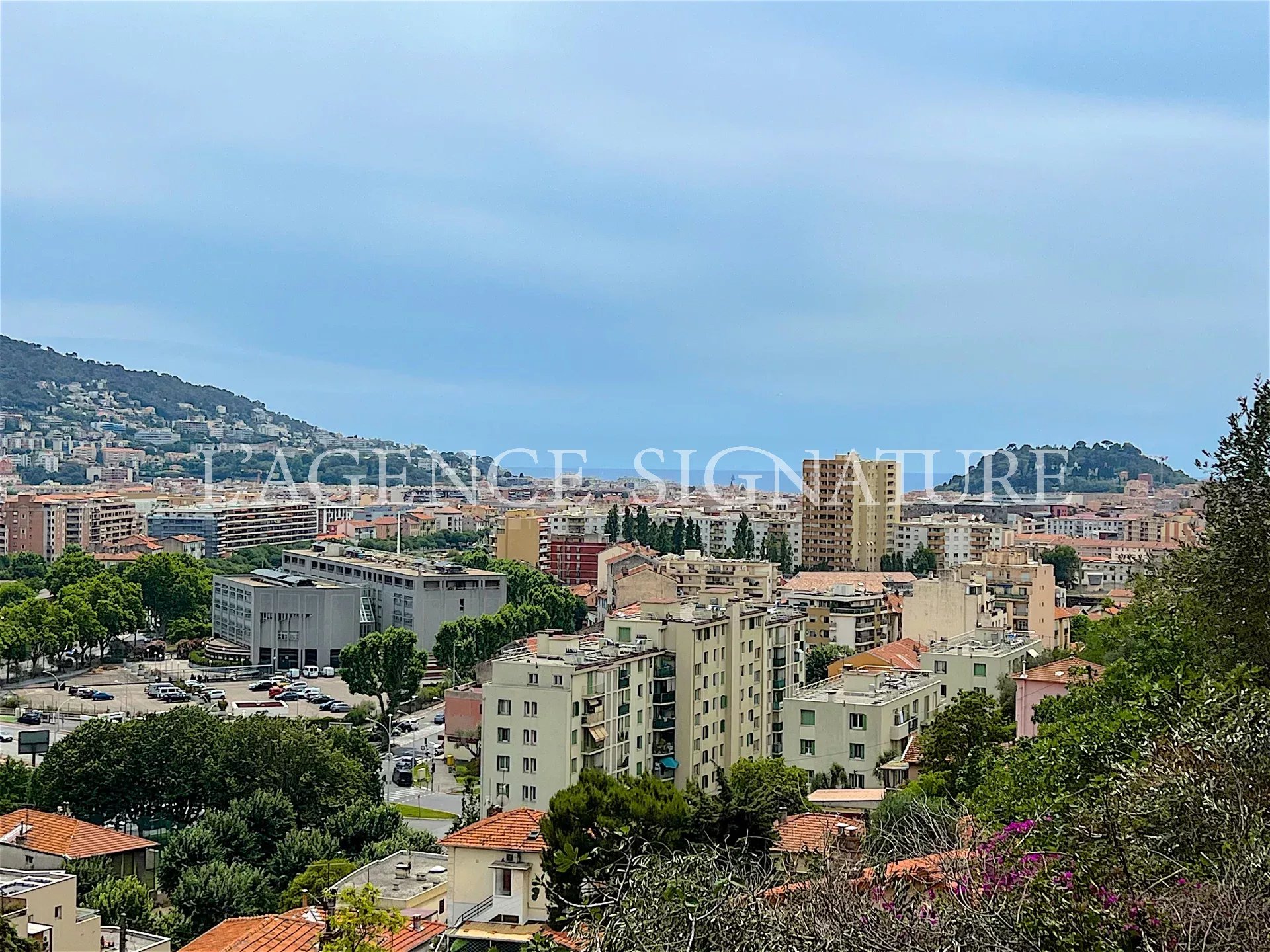 A VENDRE - NICE CORNICHE FRERE MARC - 5 PIÈCES - JARDIN - TERRASSE VUE PANORAMIQUE ET MER - GARAGE