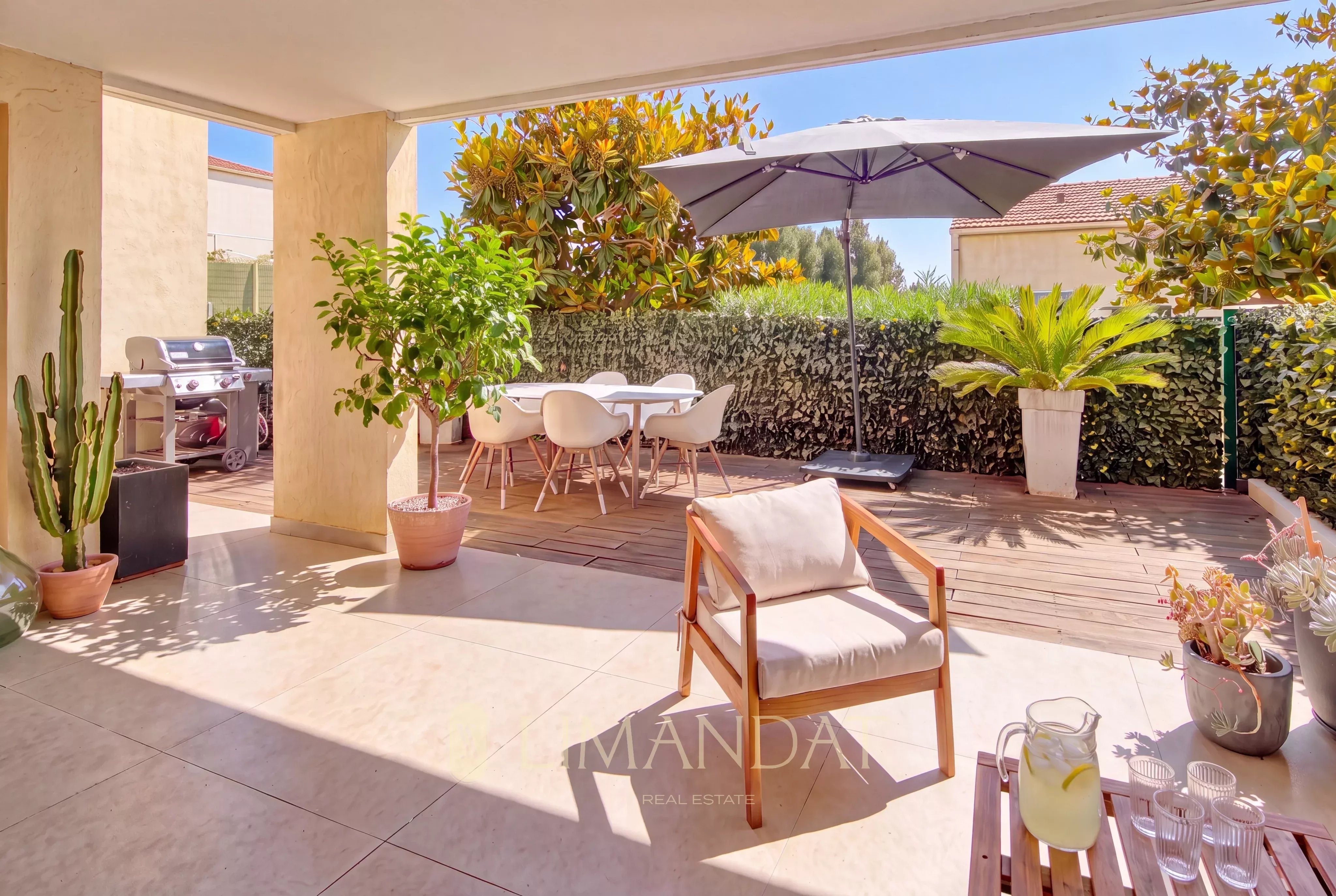 Nice Corniche Fleurie – Grand 2 pièces rénové avec terrasse de 45 m² dans résidence avec piscine