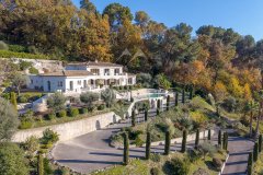 Luxury Villa in Saint-Paul de Vence with Panoramic Village Views — photo 1 of 7
