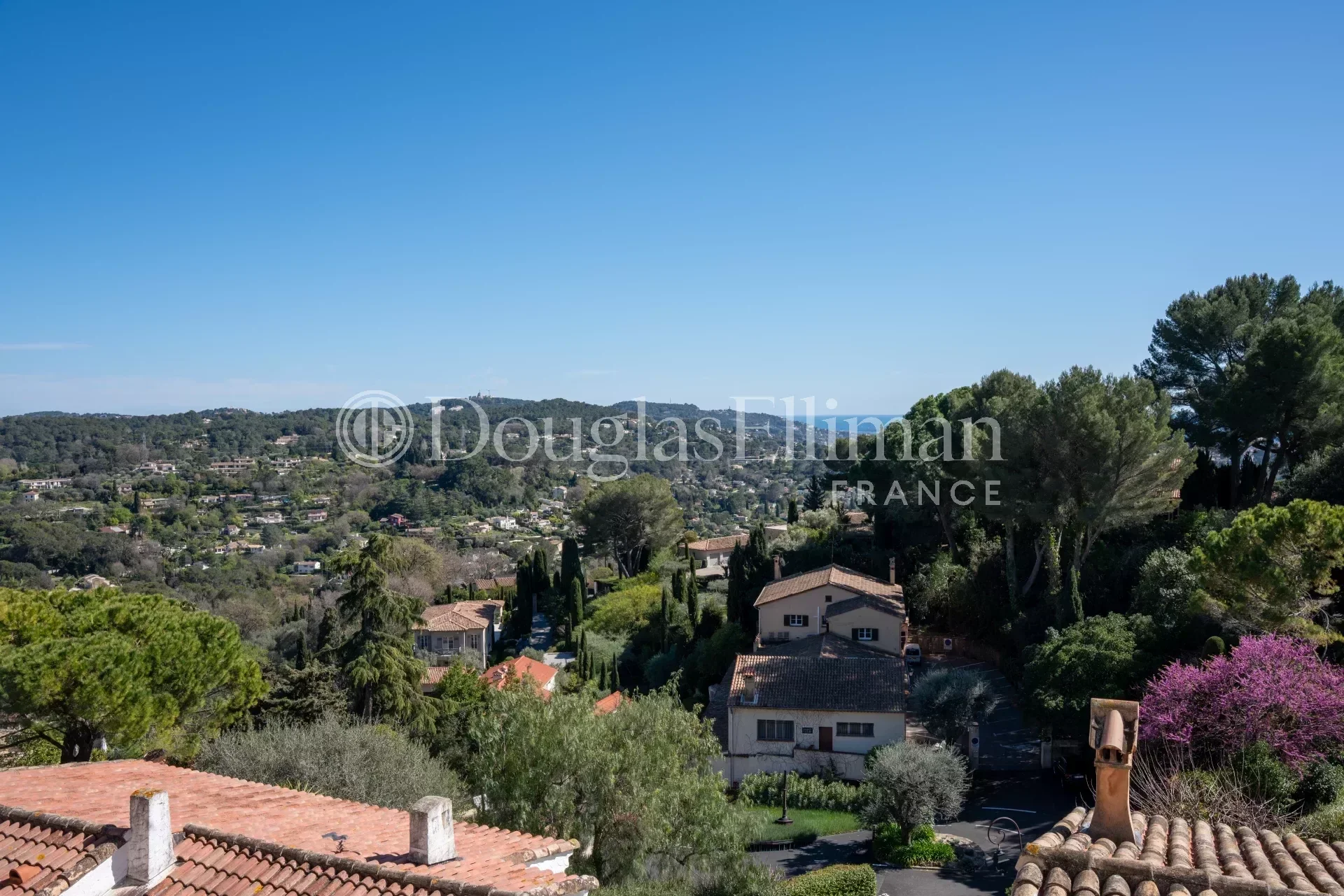 MOUGINS – Exquisitely Renovated Village House with Panoramic Views - Picture n°2