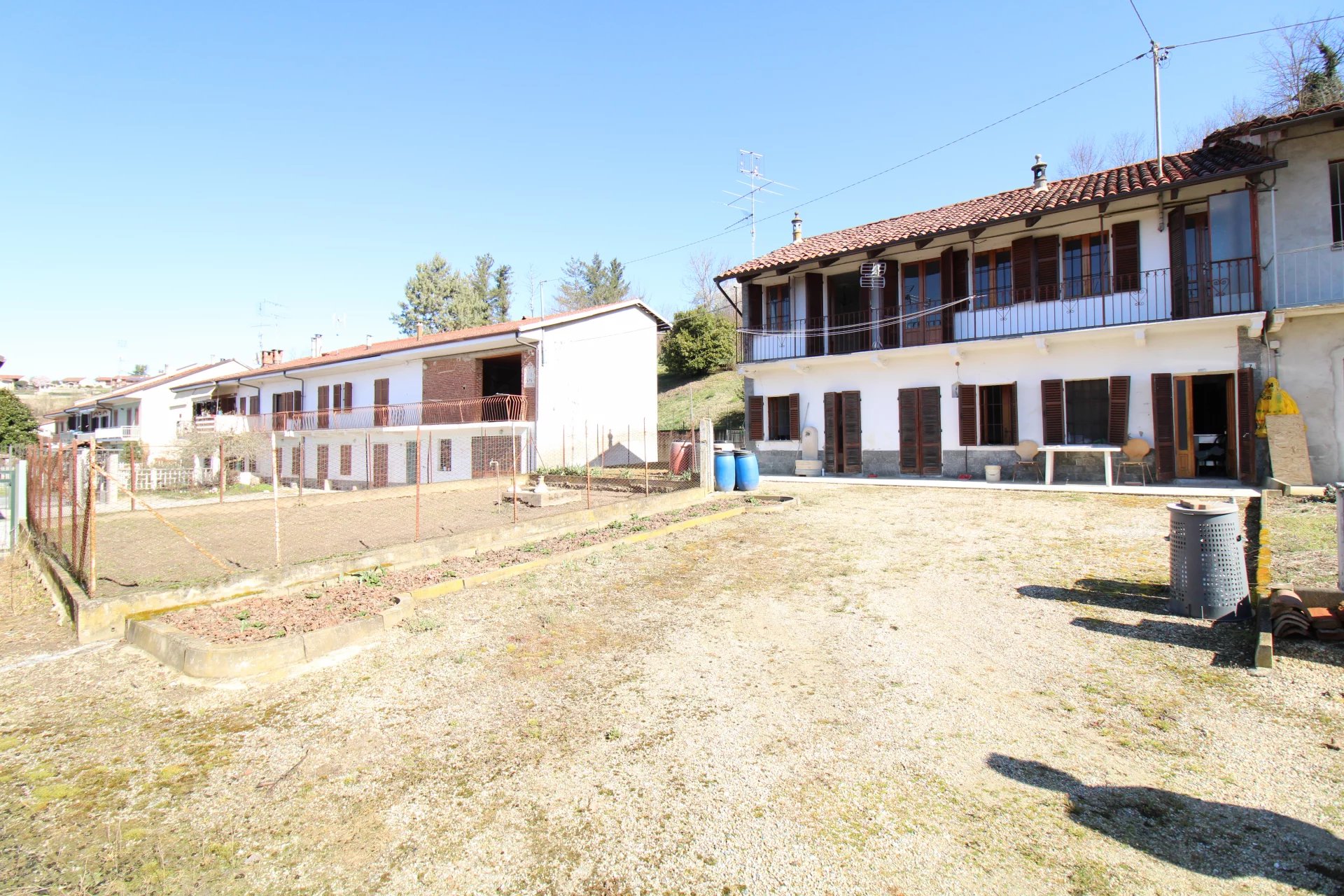 Casa indipendente su tre lati