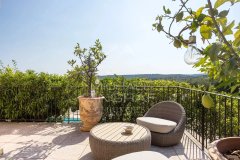 ELEGANT VILLA WITH PANORAMIC VIEWS AND ABSOLUTE TRANQUILLITY NEAR SAINT-PAUL-DE-VENCE — photo 2 of 7