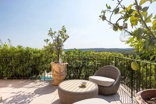 ELEGANT VILLA WITH PANORAMIC VIEWS AND ABSOLUTE TRANQUILLITY NEAR SAINT-PAUL-DE-VENCE — photo 2