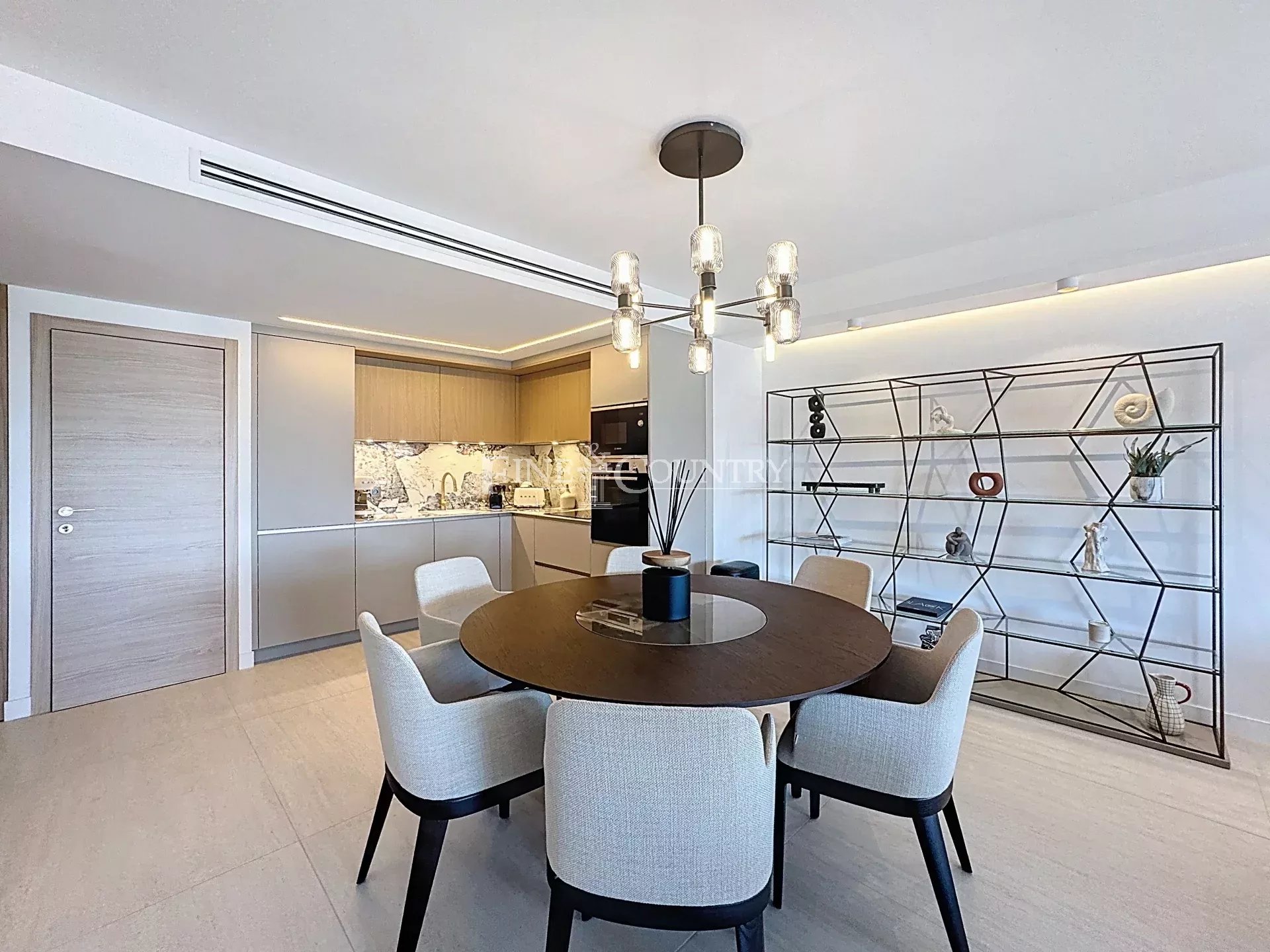 Photo of 3 BEDROOM APPARTEMENT  CANNES PALM BEACH