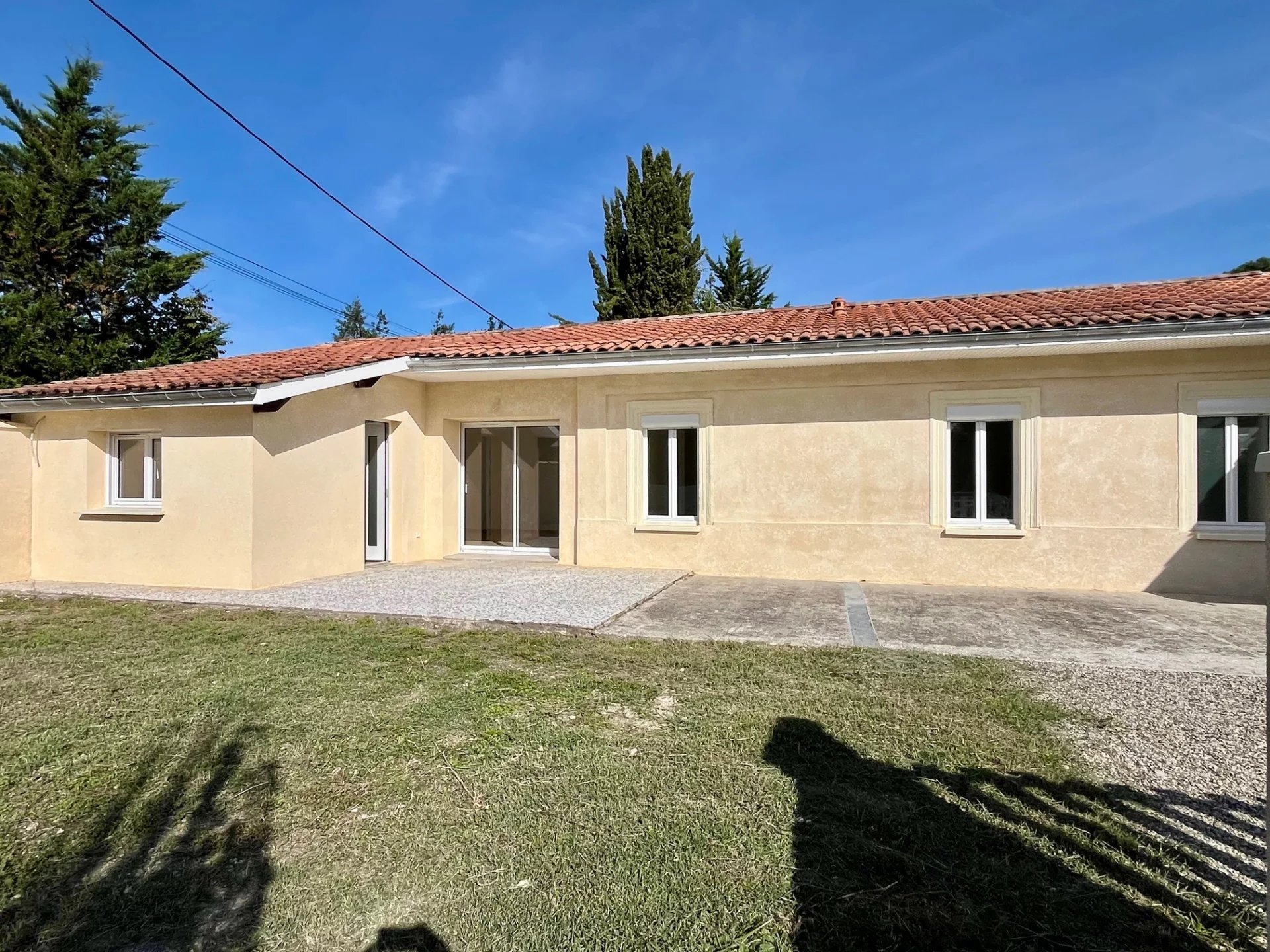 ST MEDARD D'EYRANS, Maison 121m² mitoyenne d'un côté sur 700m² de terrain