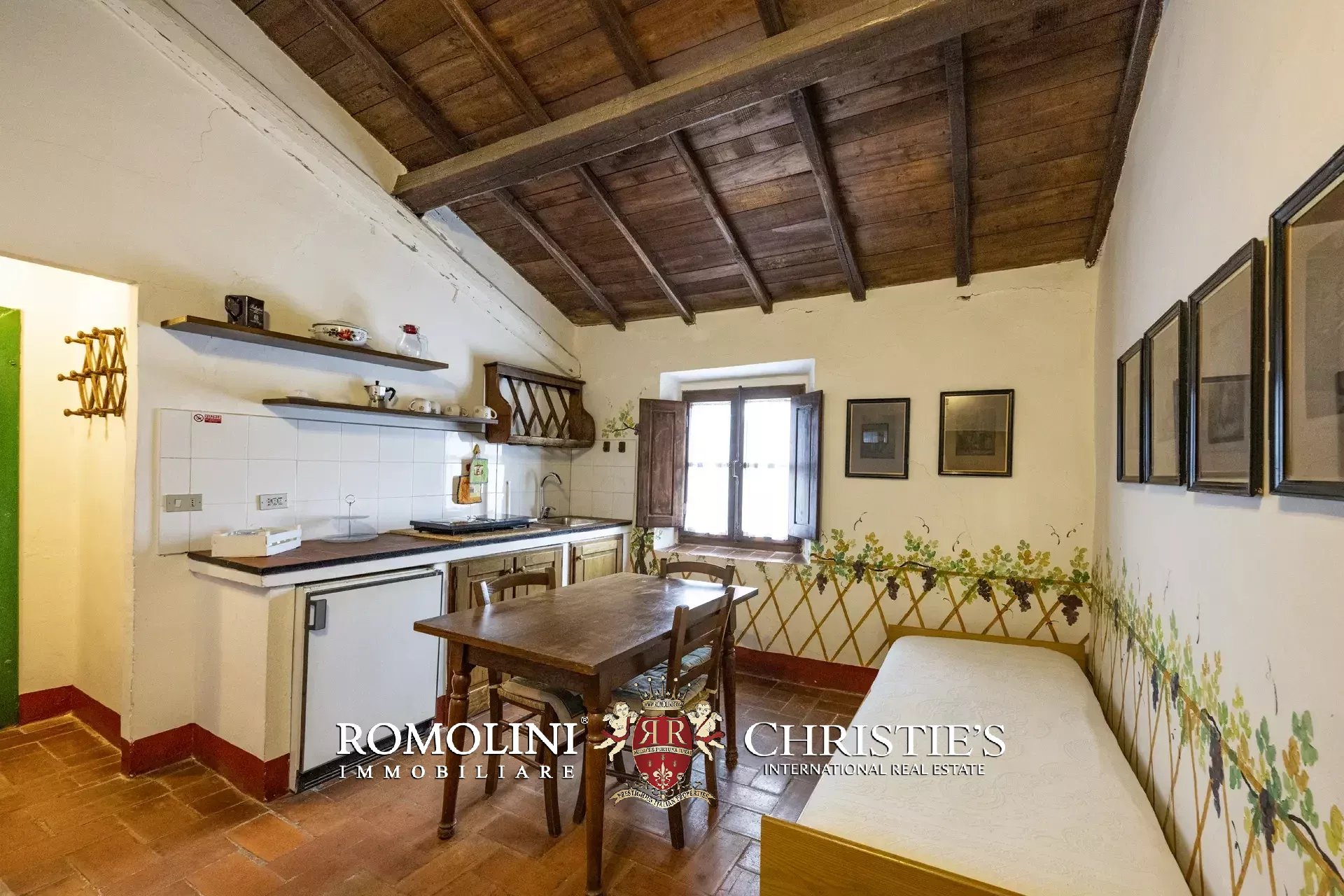 101-HA ESTATE WITH NATURAL SPRINGS FOR SALE BETWEEN AREZZO AND FLORENCE