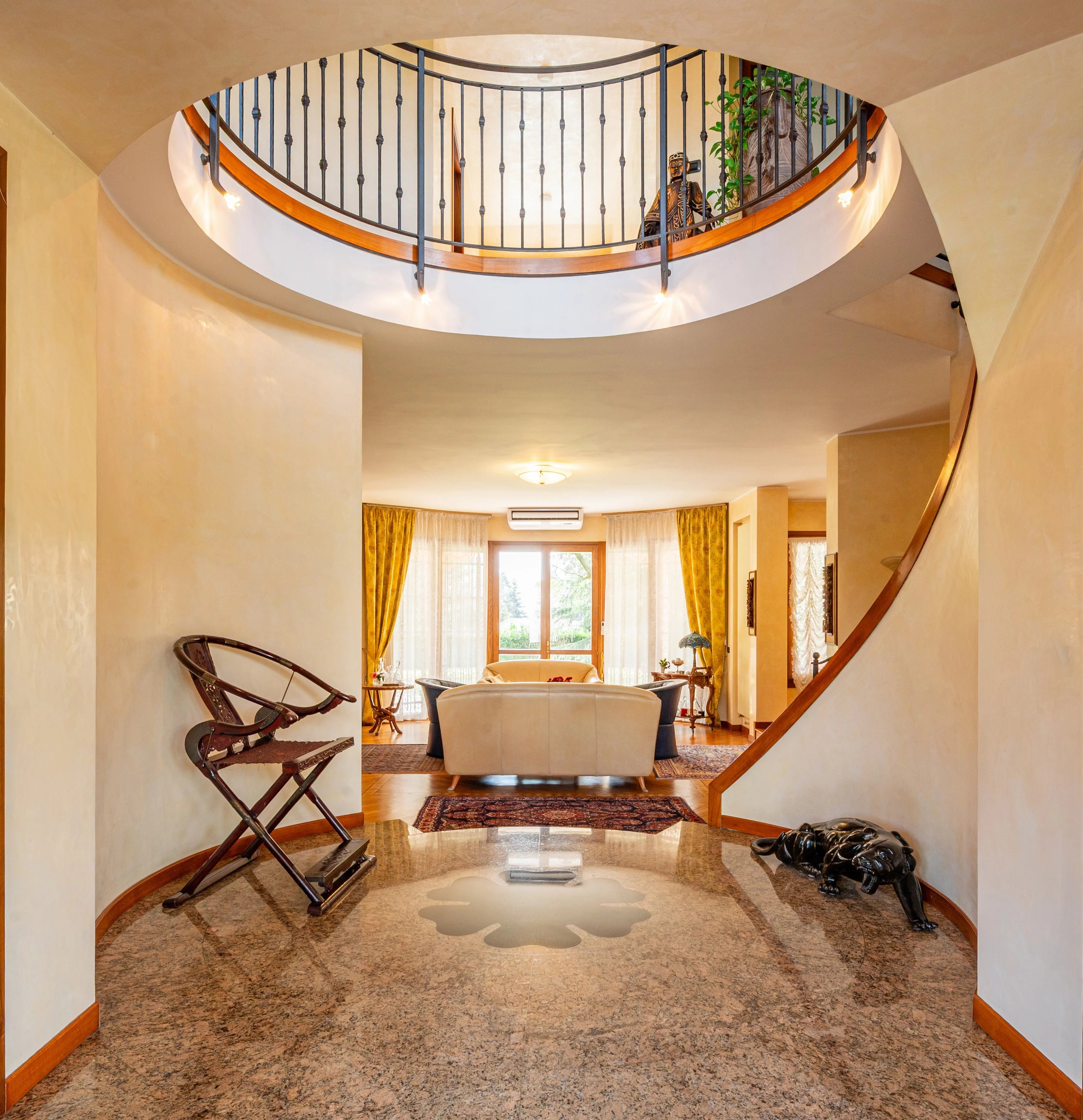 EXCLUSIVE VILLA WITH GARDEN AND TERRACES IN CARIMATE, NEAR COMO LAKE