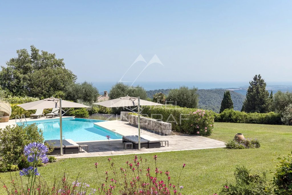 Villa for sale in Tourrettes sur Loup — Luxury Villa in Tourrettes-sur-Loup: Sea View Family Estate