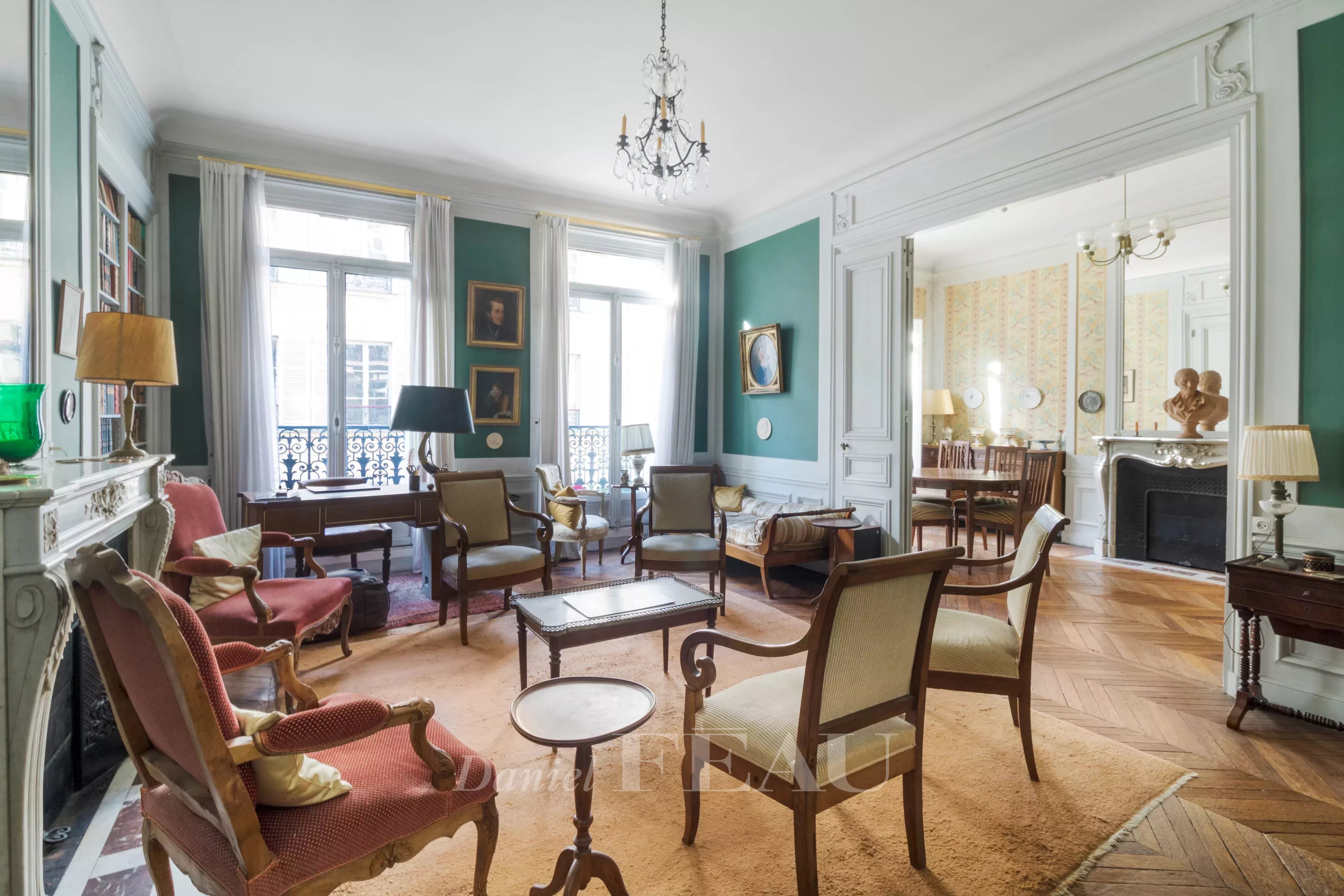 Séjour et salle-à-manger ouvrant sur un balcon filant 