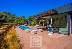Exceptional Contemporary Property in the Heart of a Private Estate — photo 2 of 7