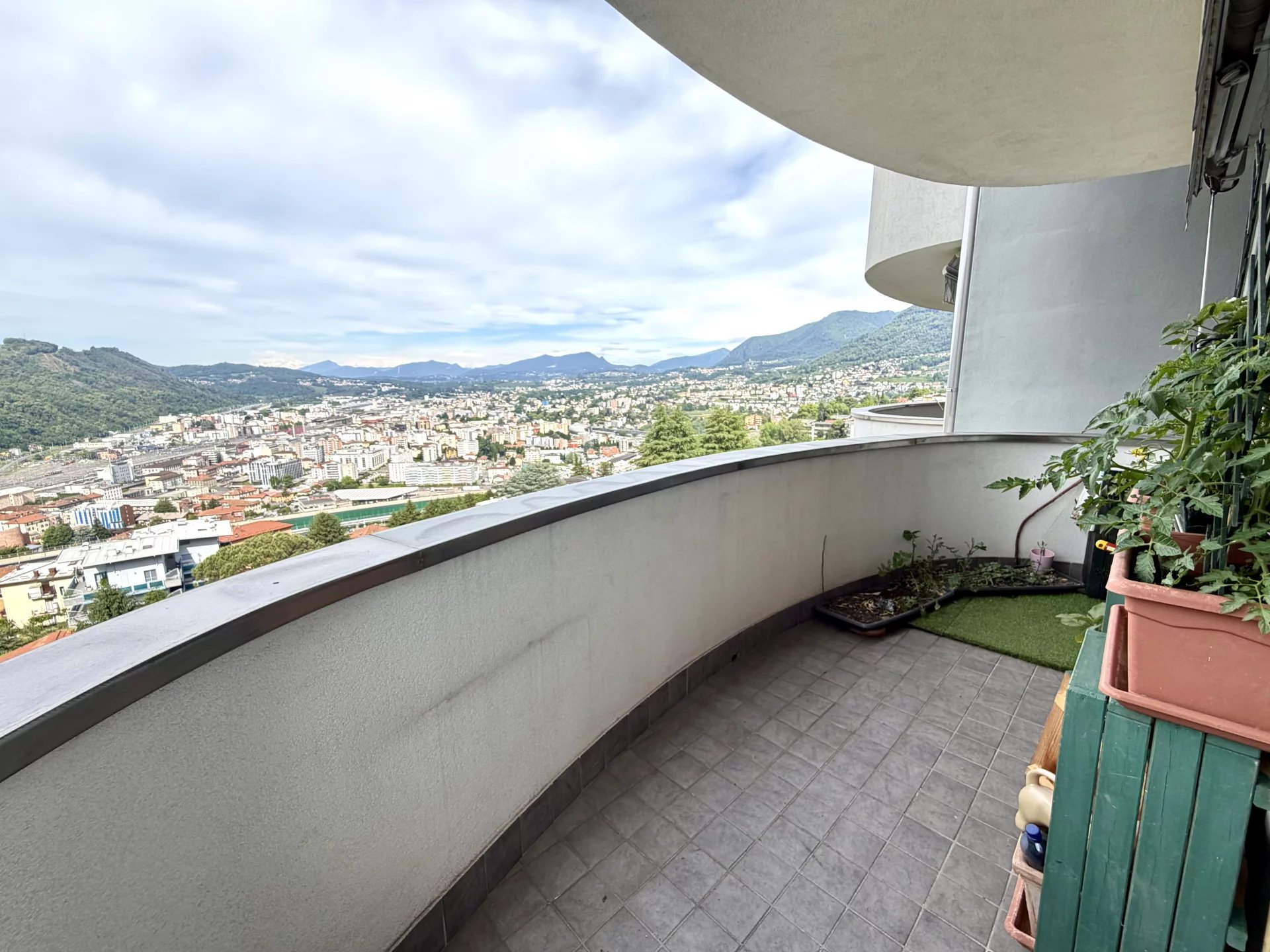 ampio trilocale con terrazzo e due balconi a Como Sagnino