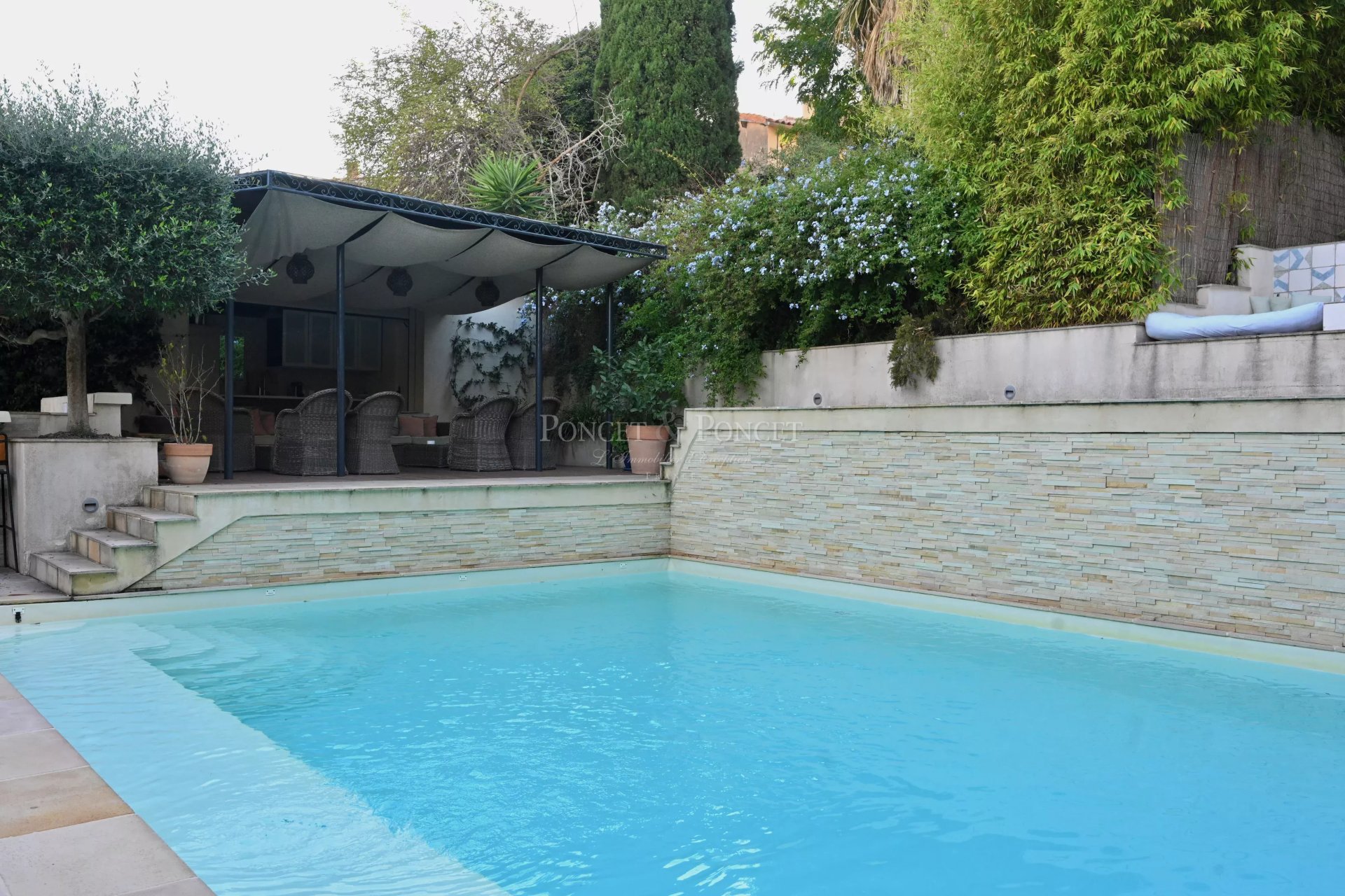 10 Bedroom Villa/Townhouse's Image 24