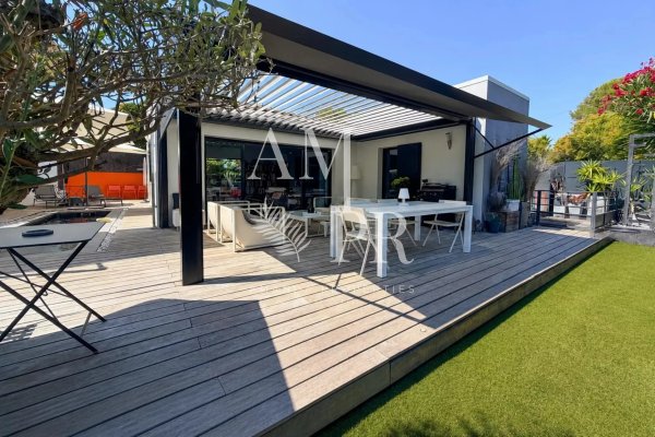 Elegant, single-story contemporary home with a pool in Mougins — photo 4