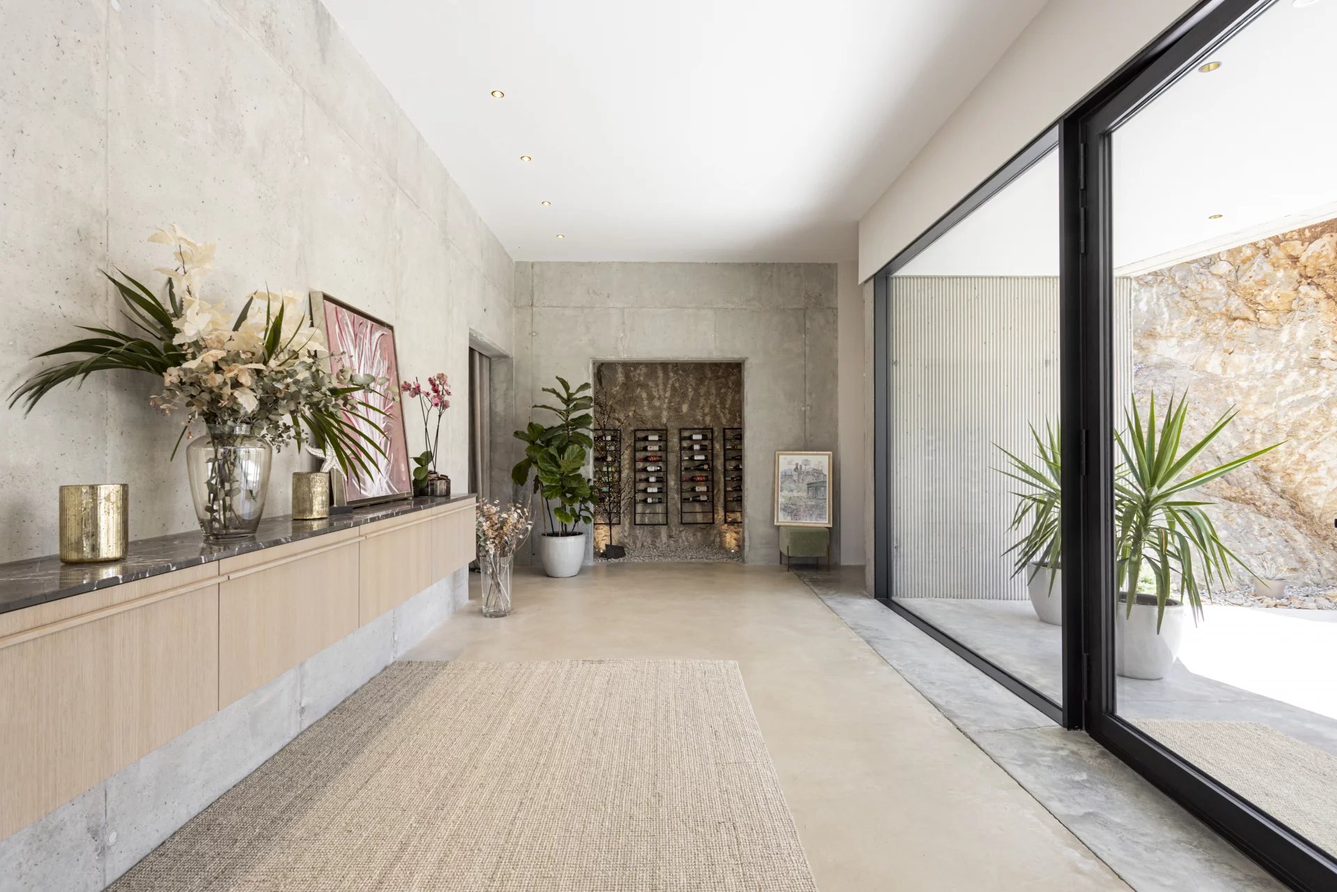 Villa de construction récente au design avant-gardiste