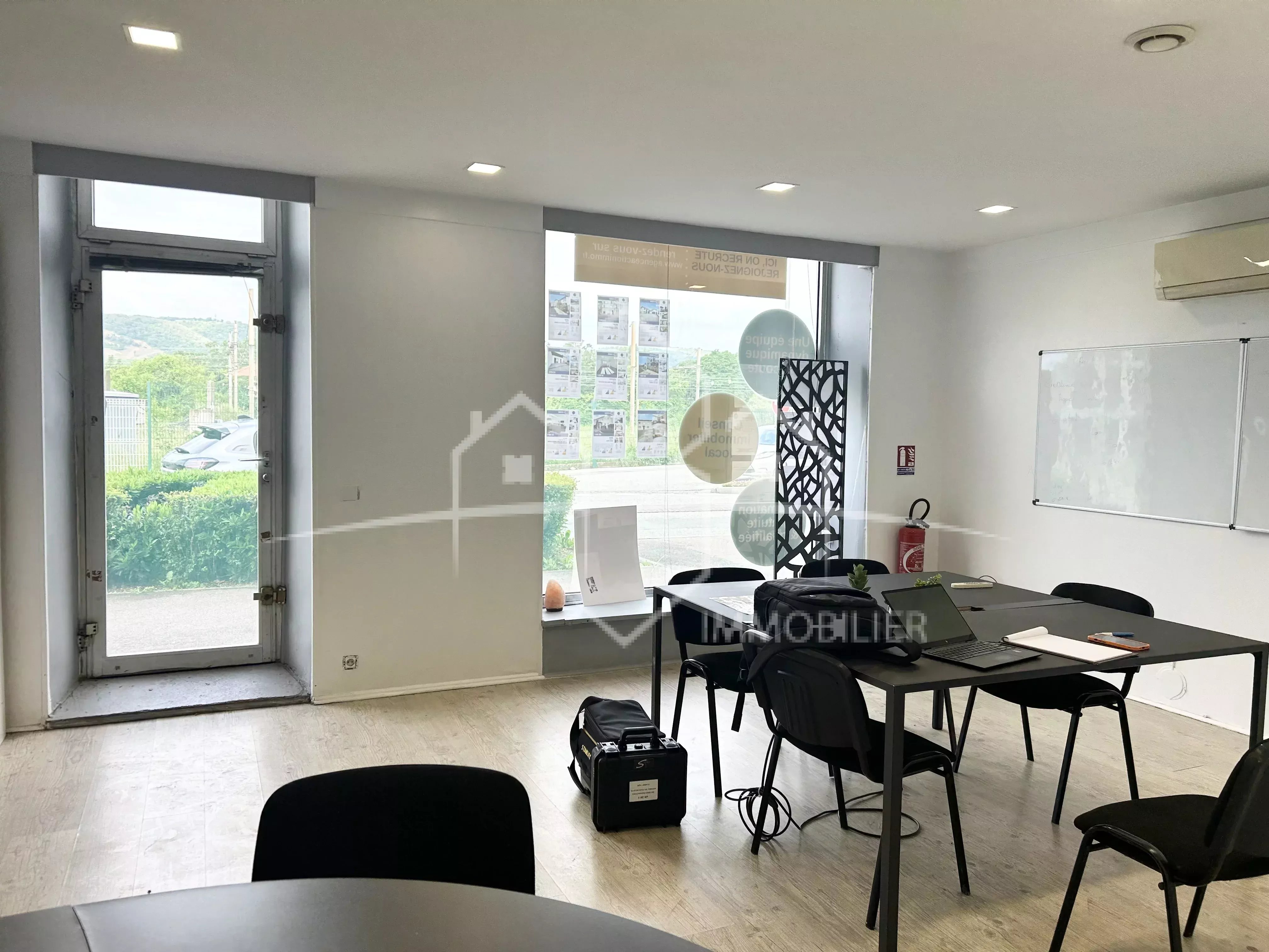 Ensemble immobilier appartement + local commercial Saint-Rambert-d'Albon